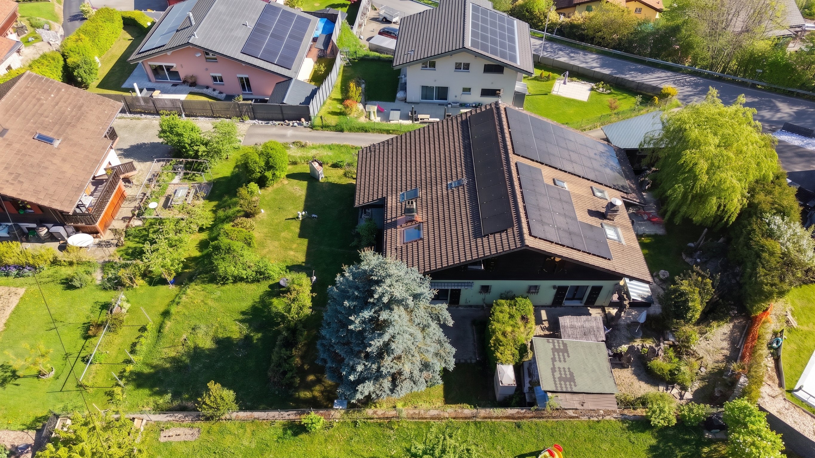 Luftaufnahme eines Wohnhauses mit Solardach und Garten