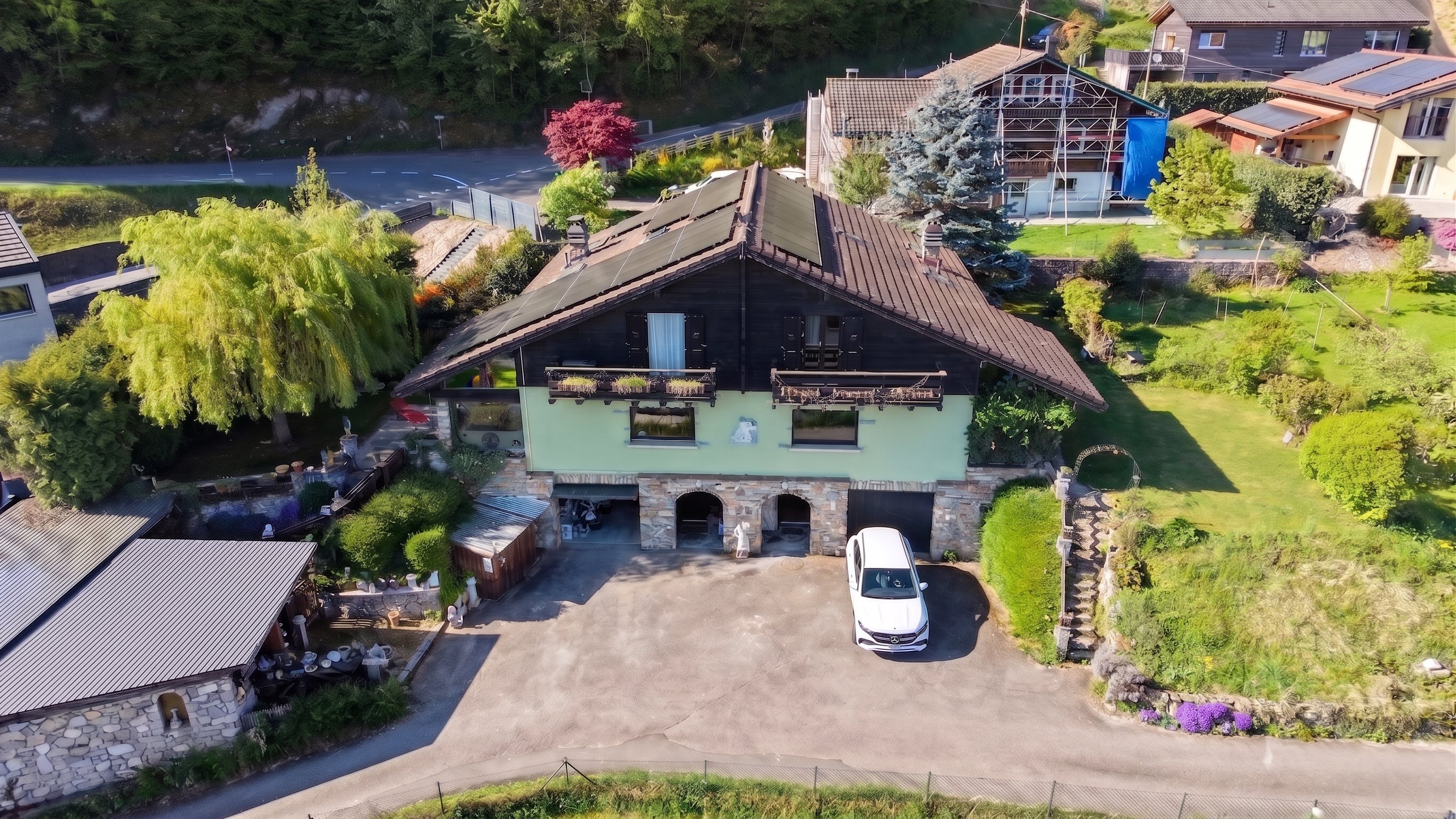 Auffälliges Haus mit großem Garten und Zufahrt