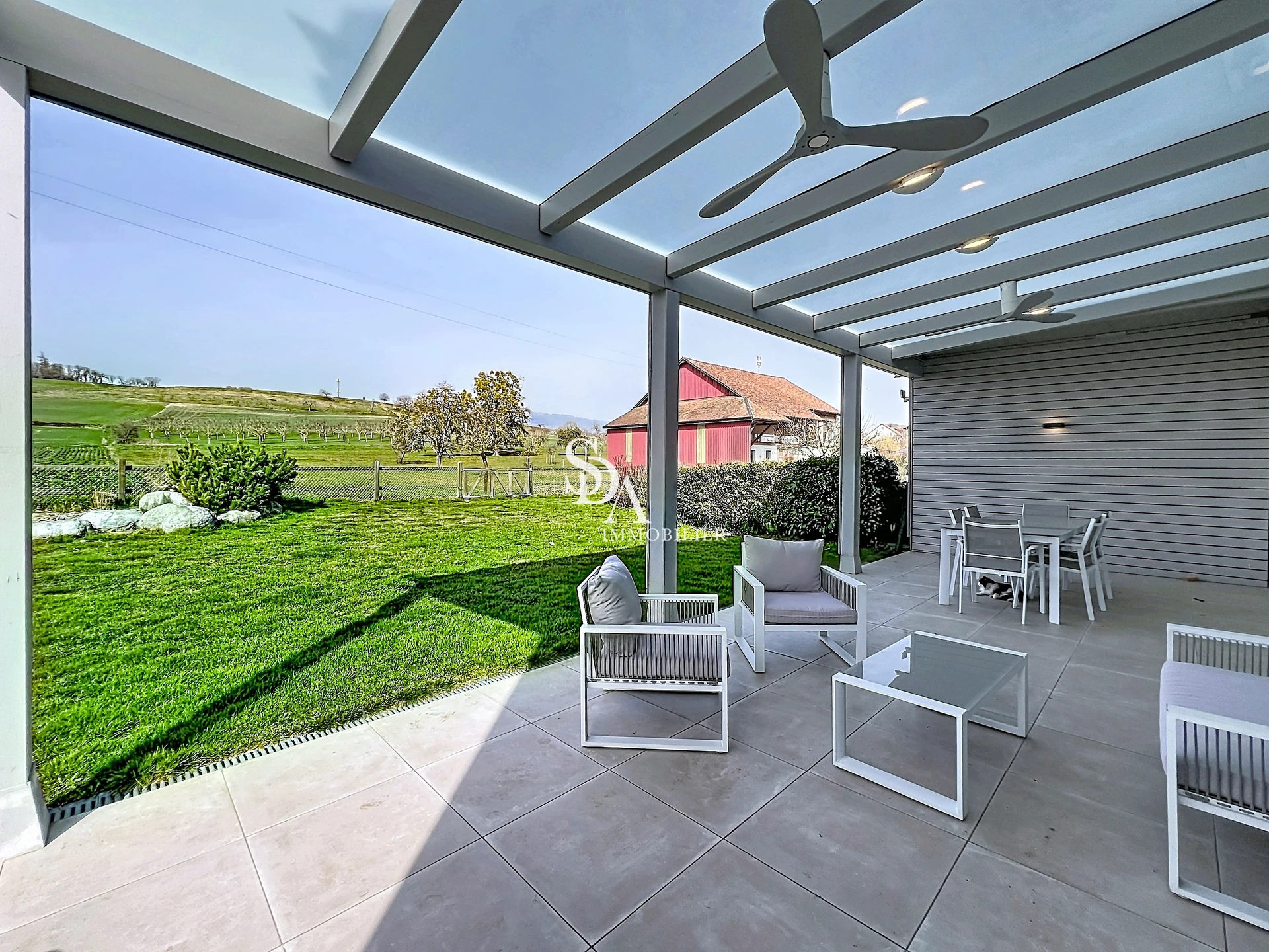 Überdachte Terrasse mit Blick ins Grüne