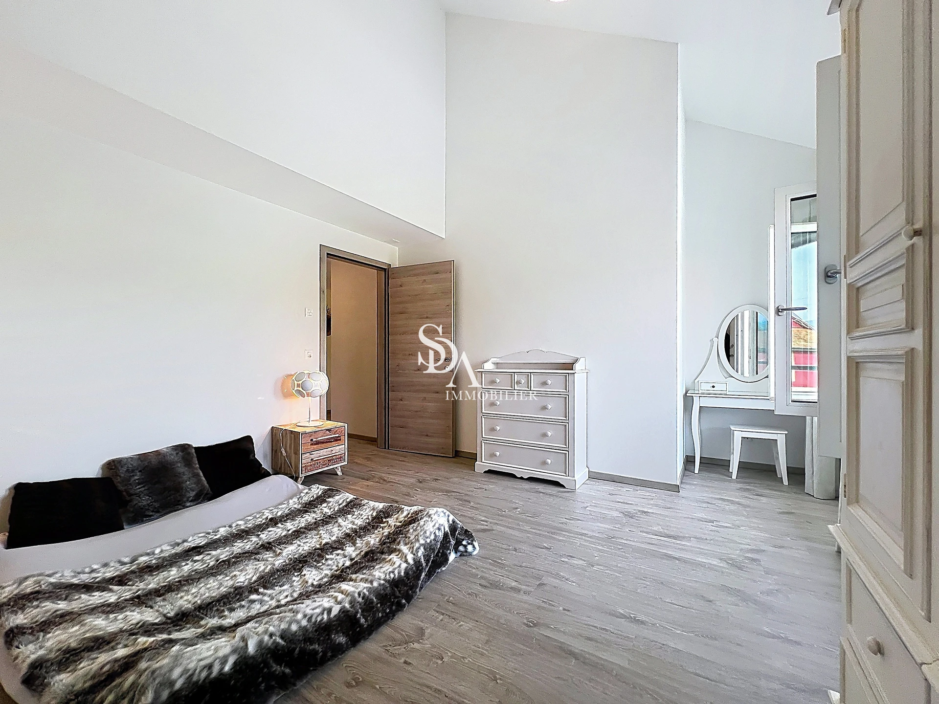 Helles Schlafzimmer mit Dachschräge