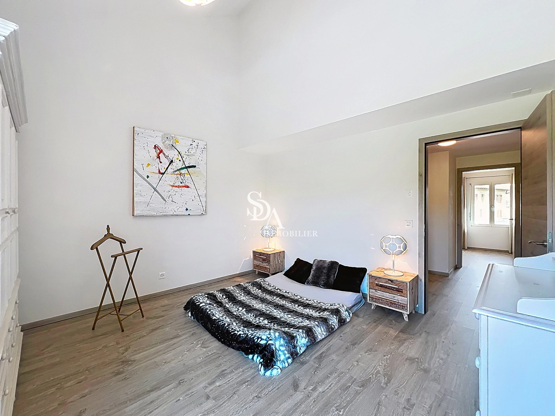 Schlafzimmer mit minimalistischer Einrichtung
