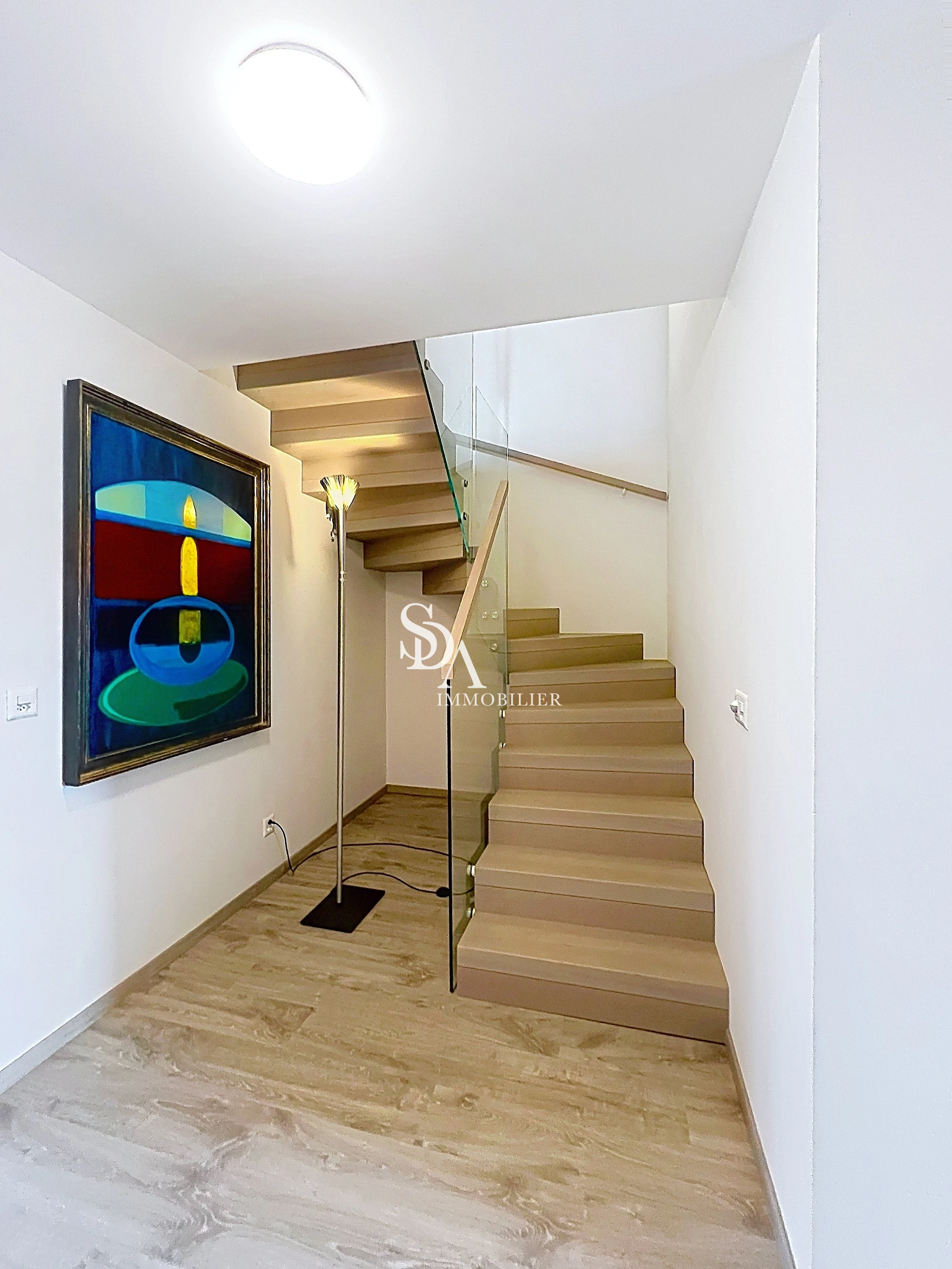 Modernes Treppenhaus mit Kunstwerk