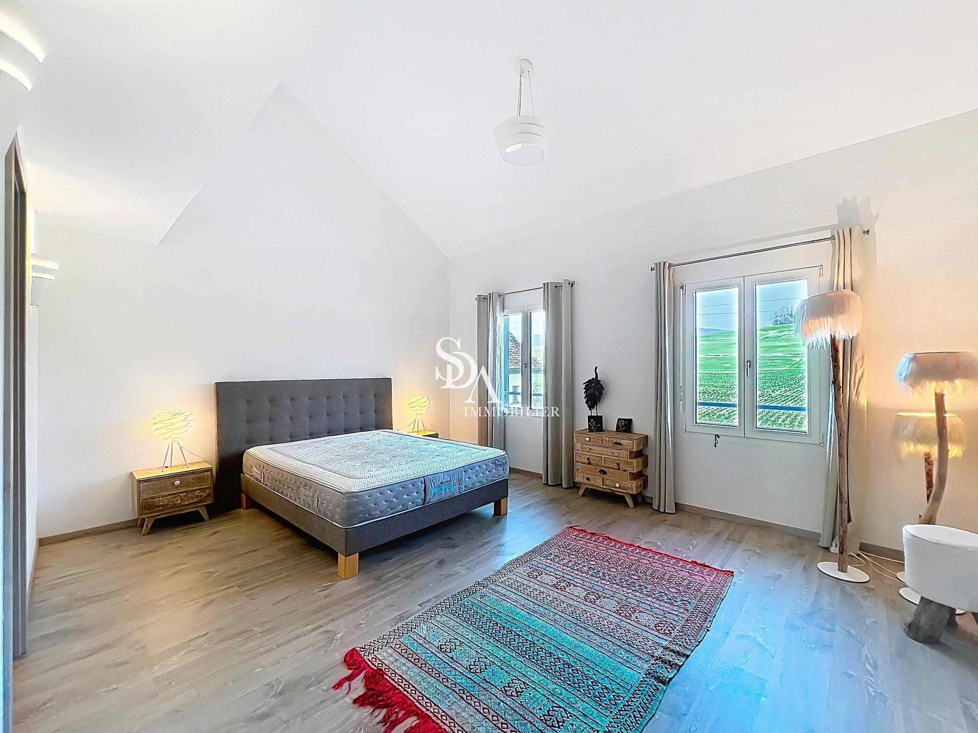 Helles Schlafzimmer mit Dachschräge