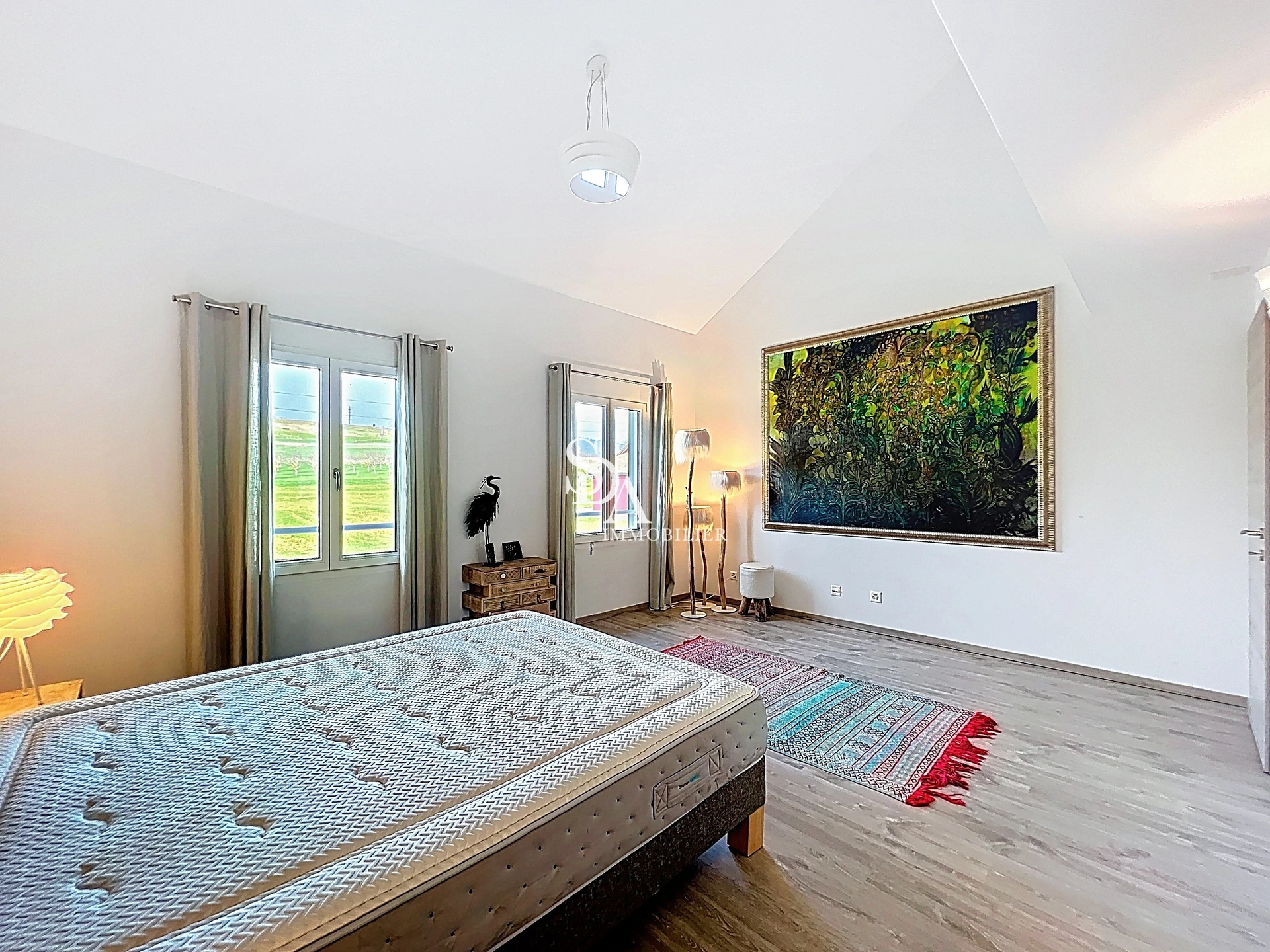 Helles Schlafzimmer mit hoher Decke