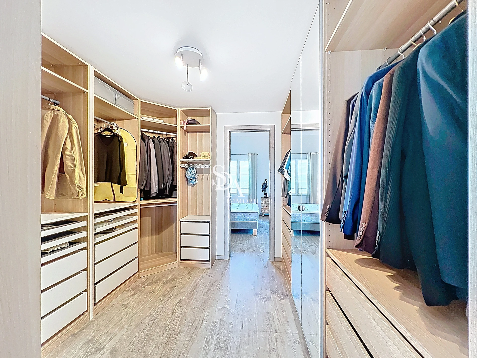 Begehbarer Kleiderschrank