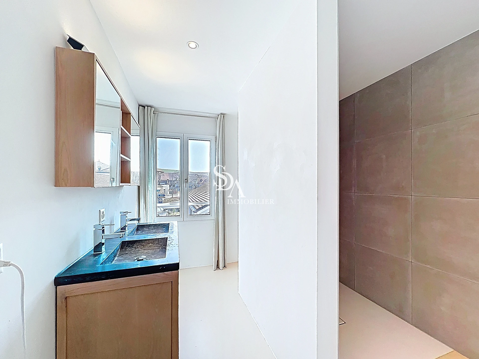 Modernes Bad mit Doppelwaschbecken und begehbarer Dusche