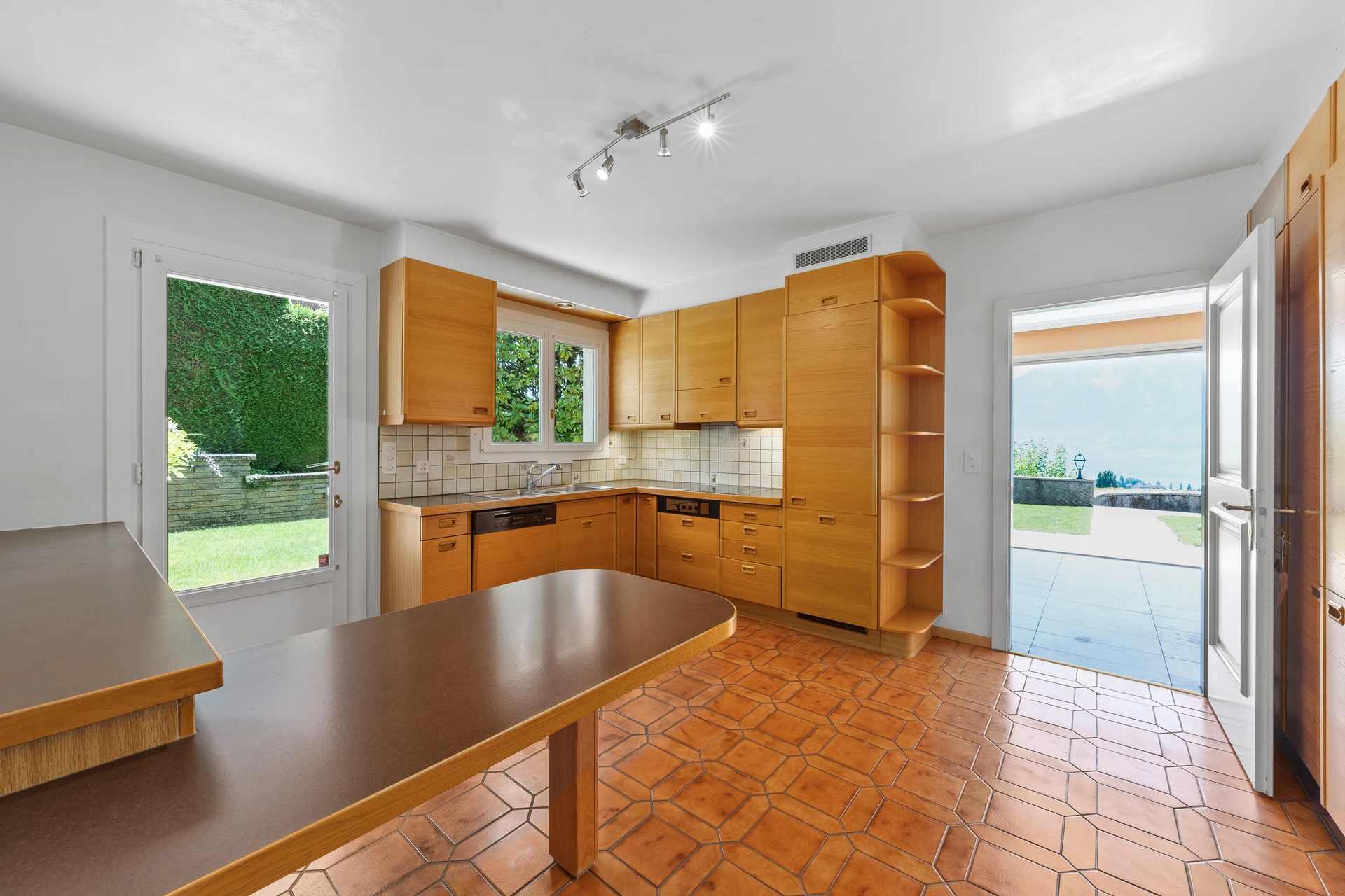 Offene Küche mit Terrassenzugang