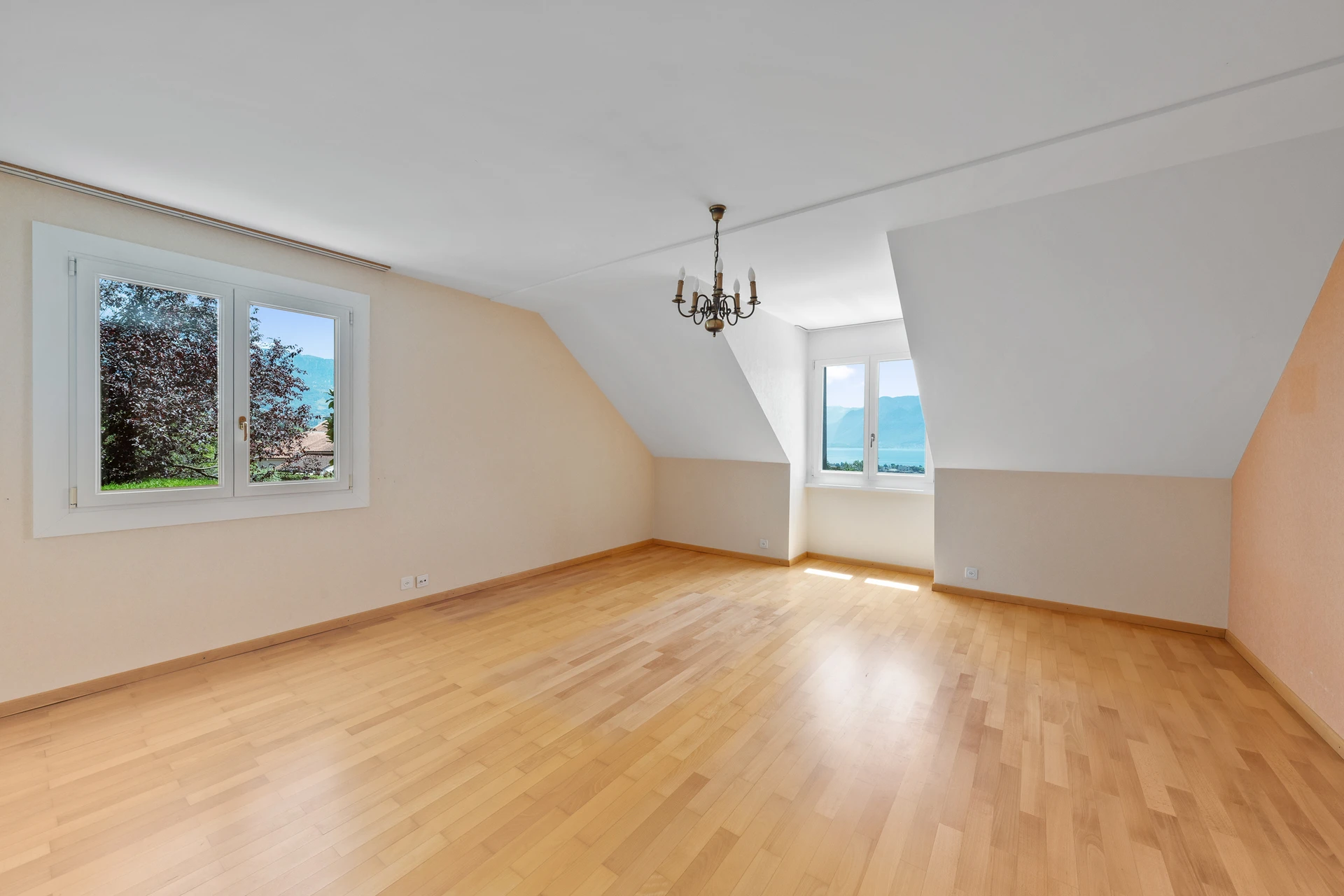 Heller leerer Dachraum mit Bergblick