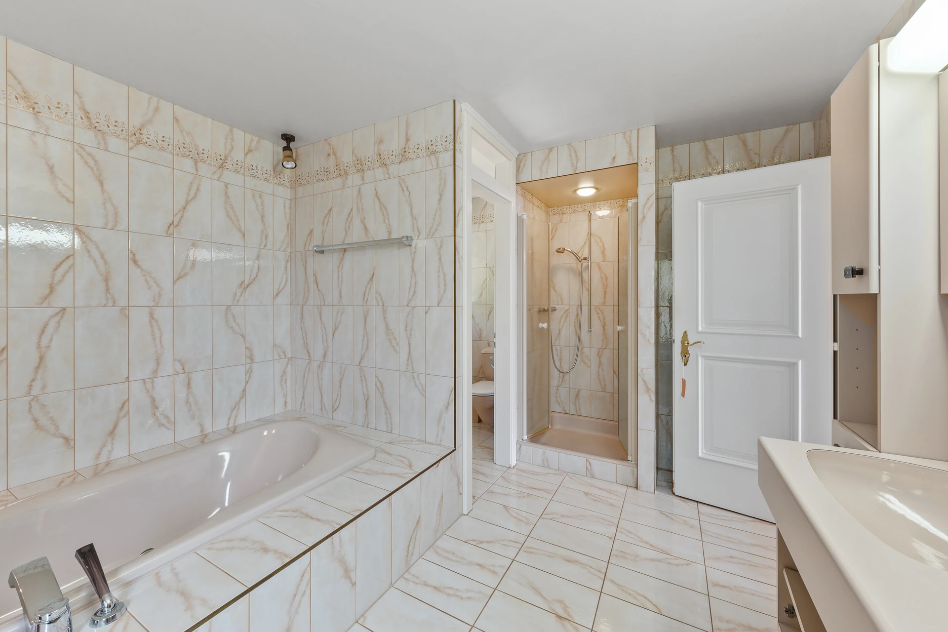 Badezimmer mit Badewanne und Dusche