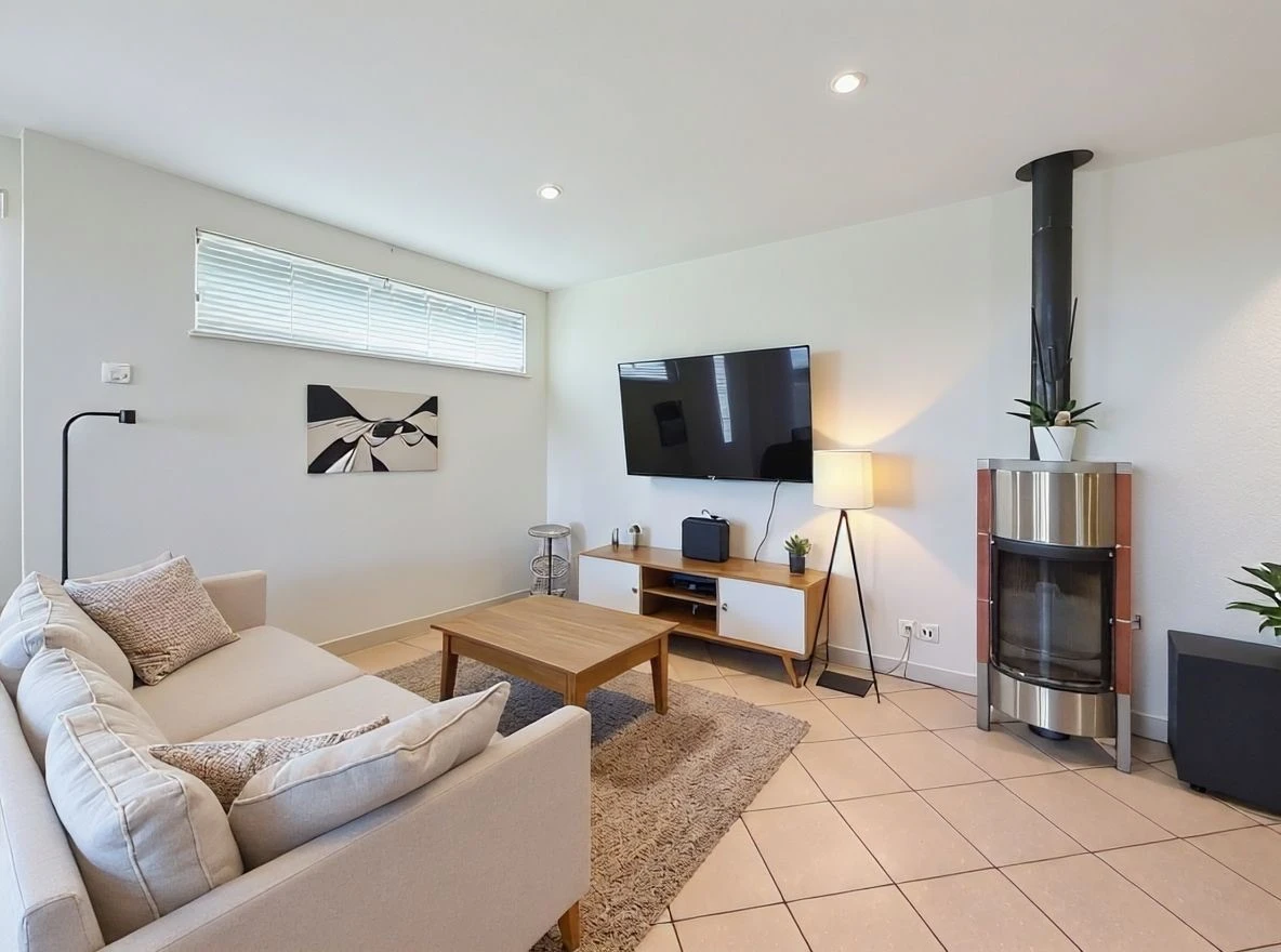 Modernes Wohnzimmer mit Kamin und TV-Wand