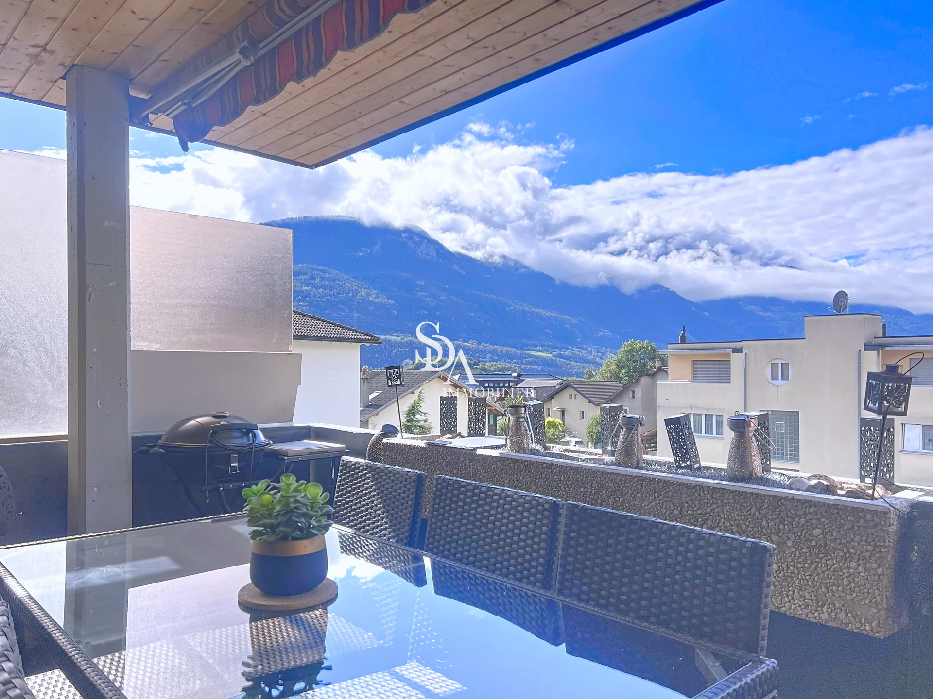 Überdachte Terrasse mit Bergblick