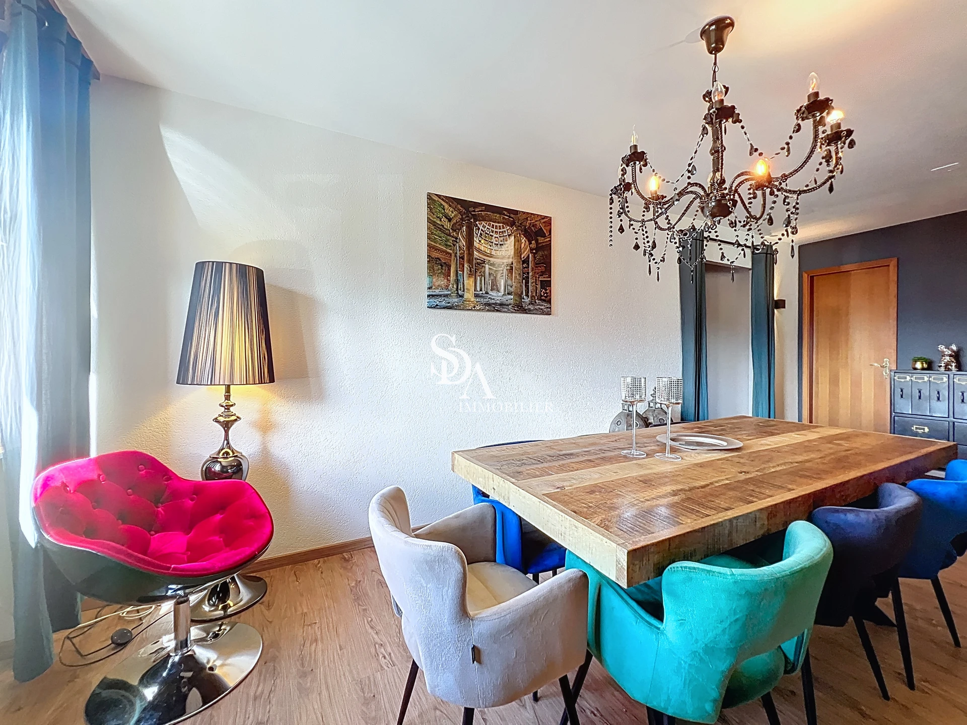 Esszimmer mit auffälligen Designmöbeln