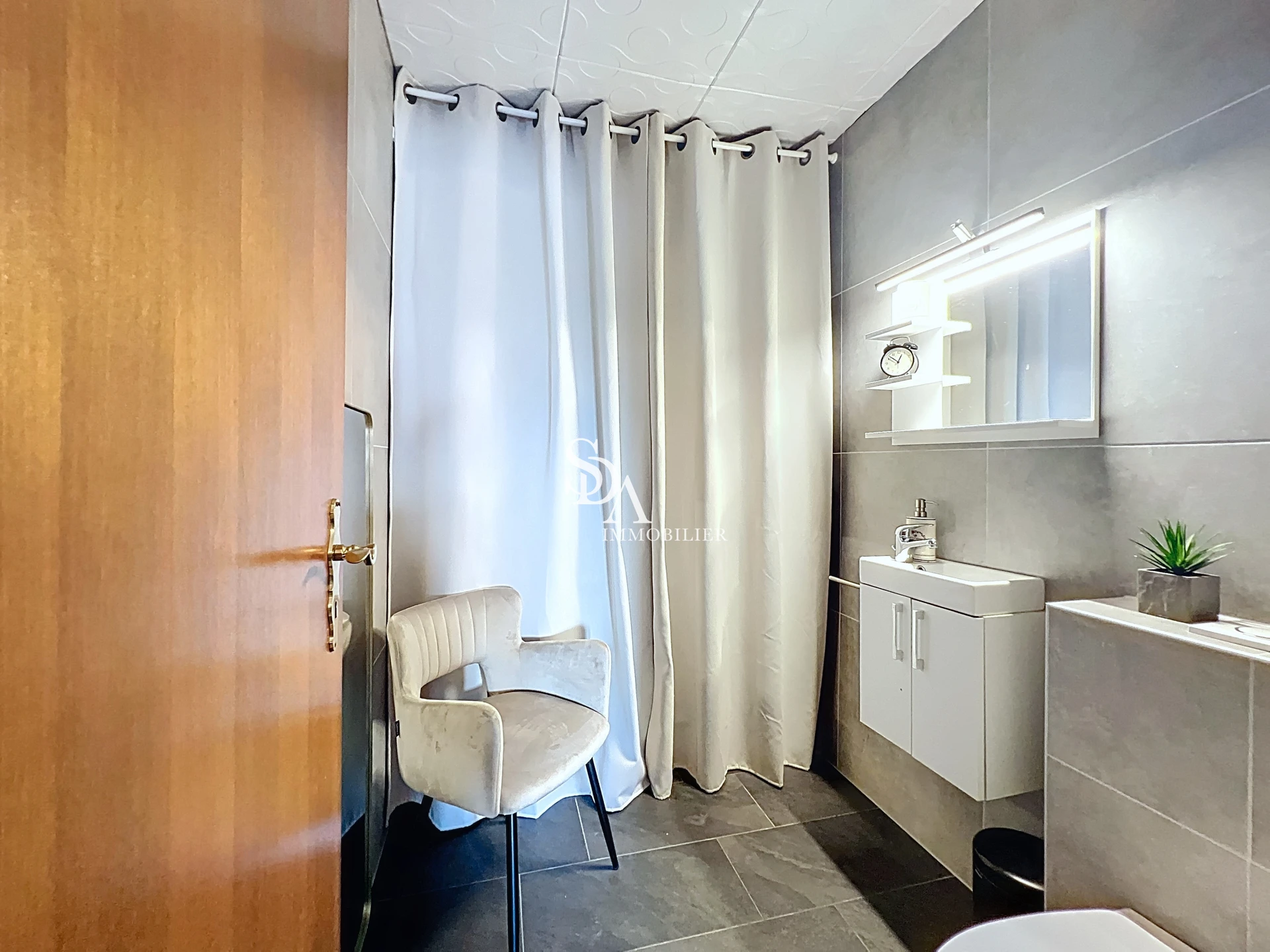 Modernes Gäste-WC mit grauen Fliesen