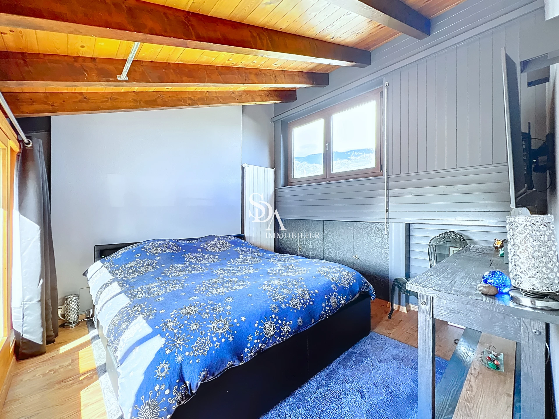 Gemütliches Schlafzimmer mit Holzbalkendecke