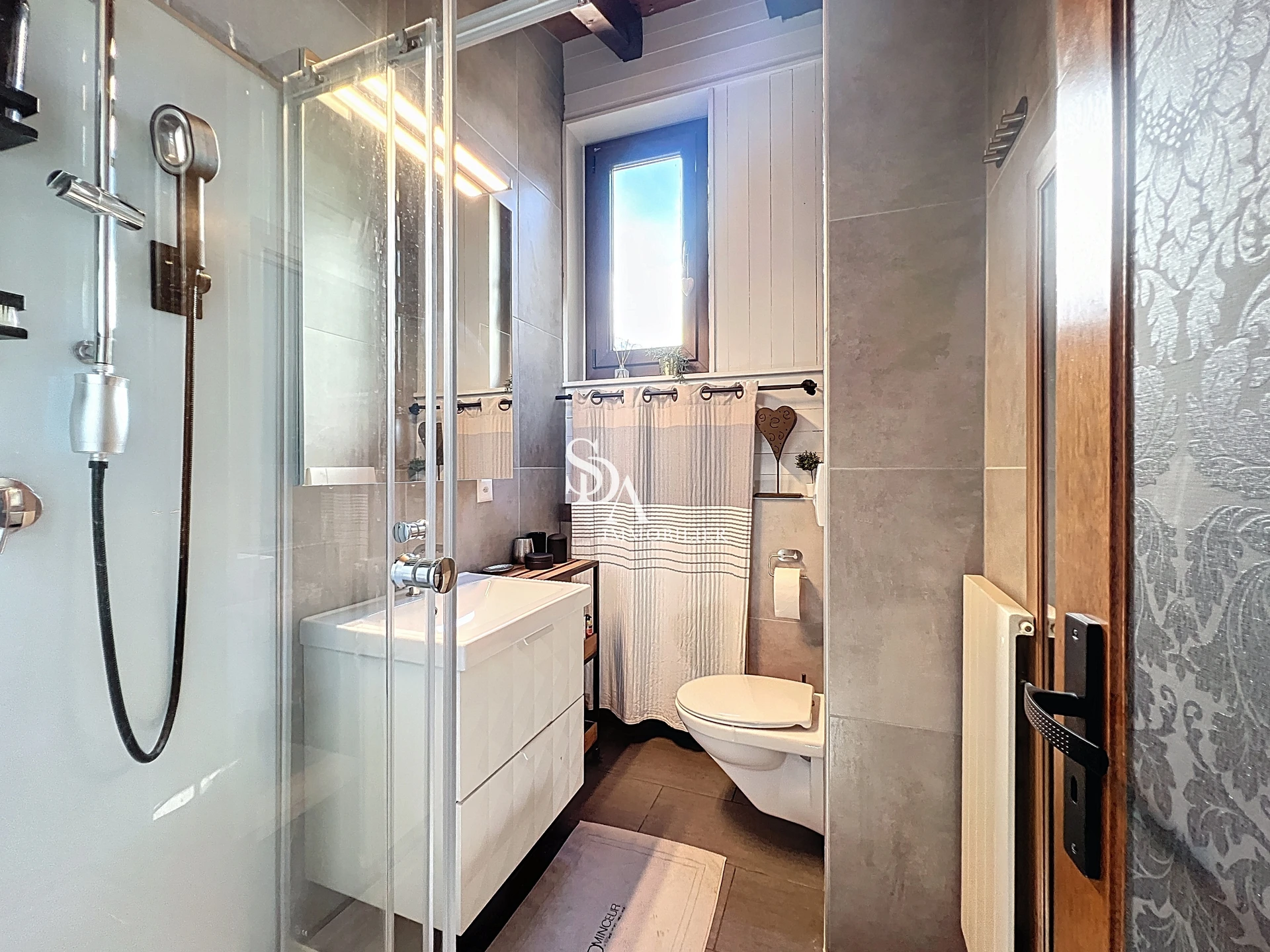 Kleines modernes Badezimmer mit Dusche und WC