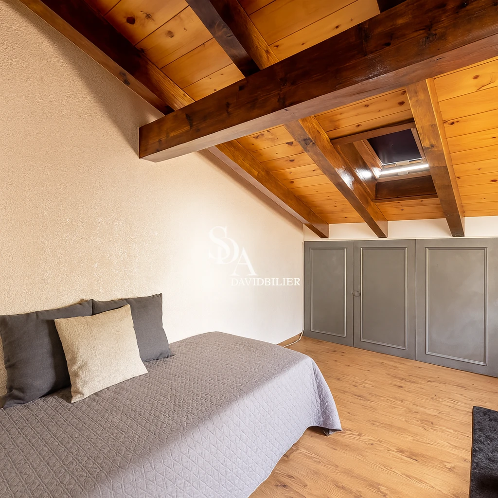 Dachgeschoss-Schlafzimmer mit Holzbalkendecke