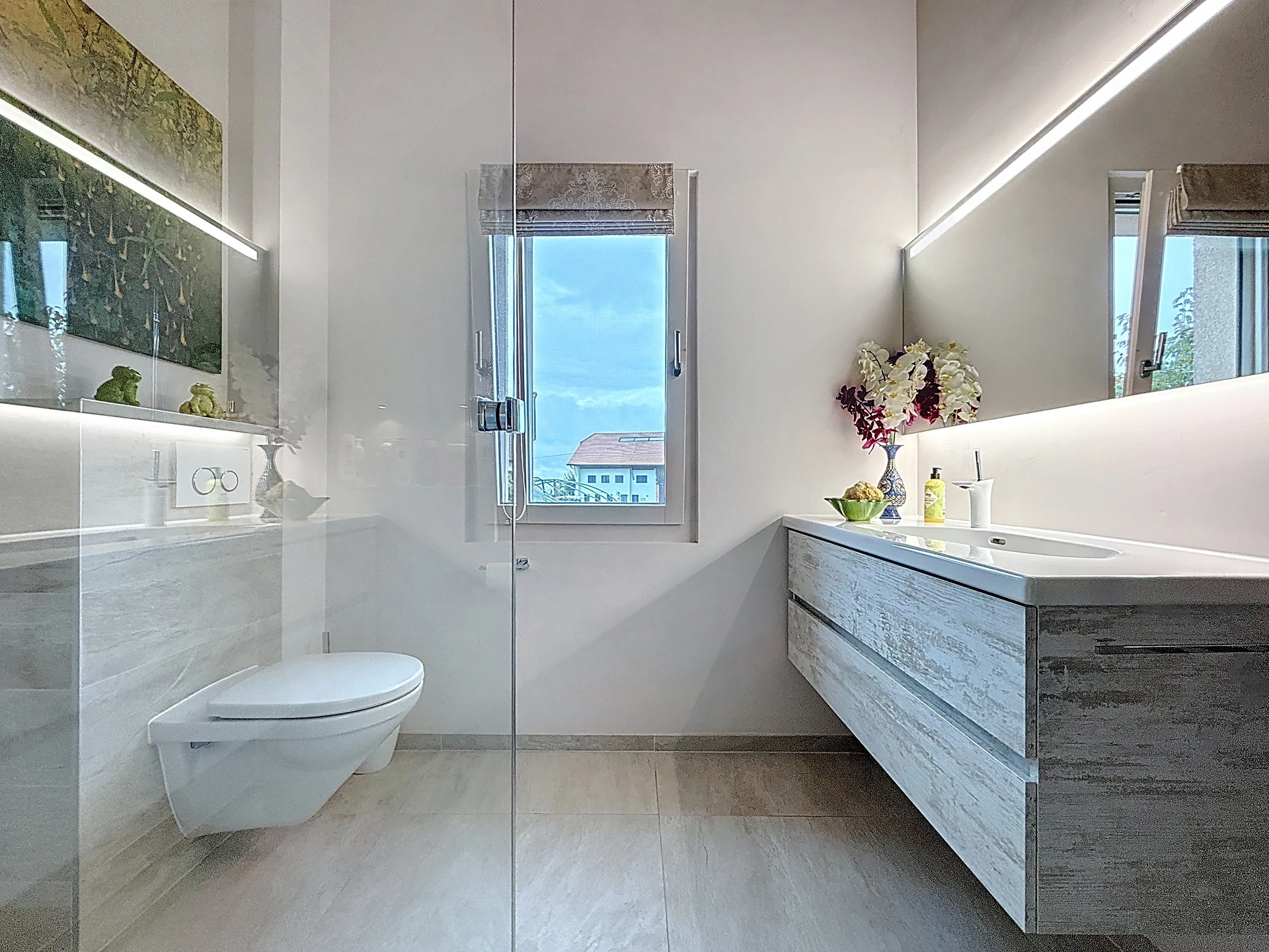 Modernes Badezimmer mit Dachfenster