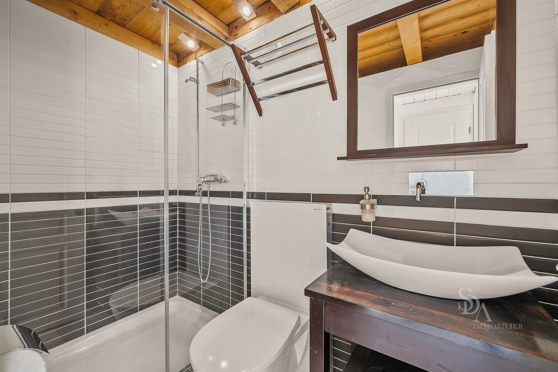 Modernes Badezimmer mit Dusche und WC