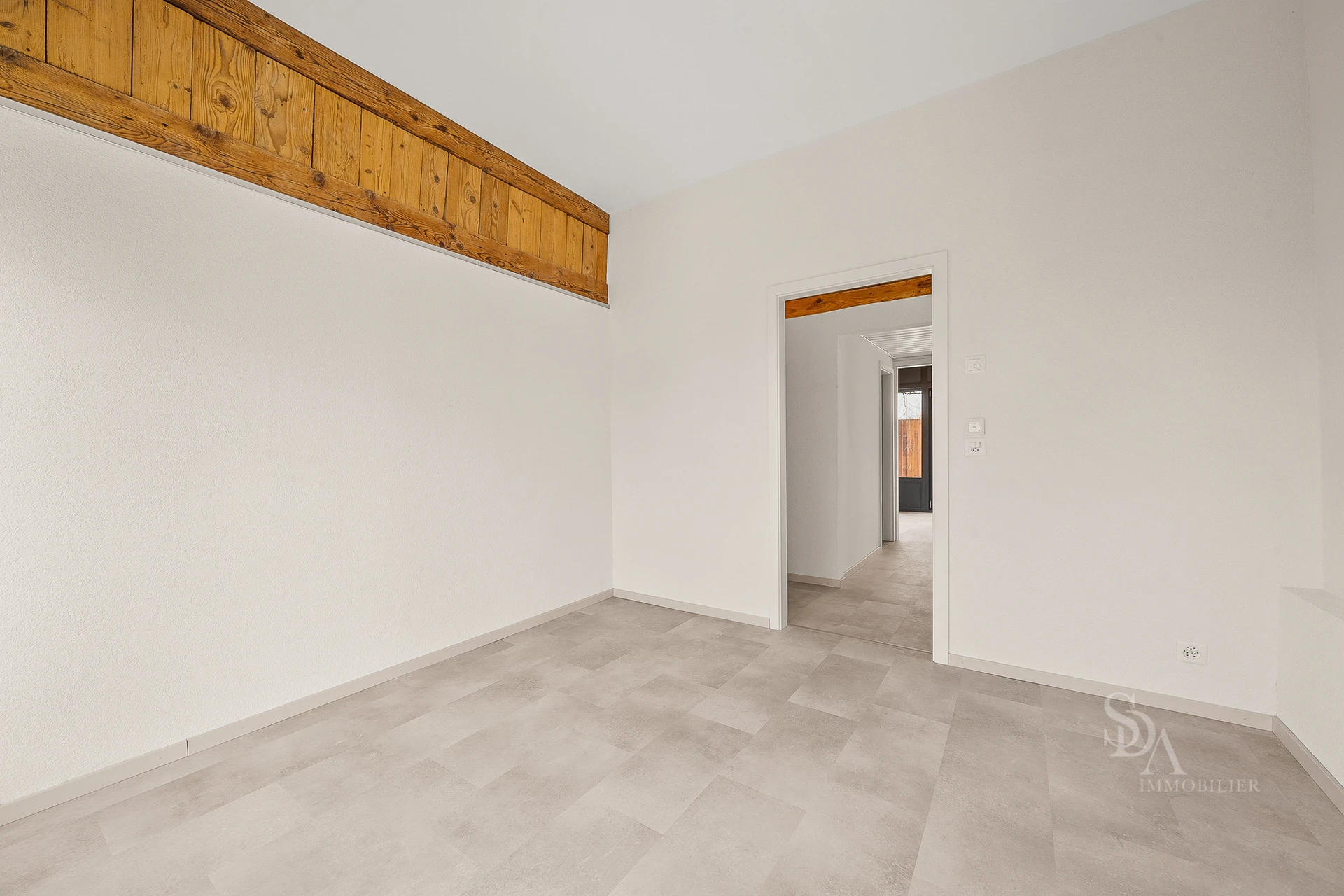Leerer heller Raum mit Holzbalken
