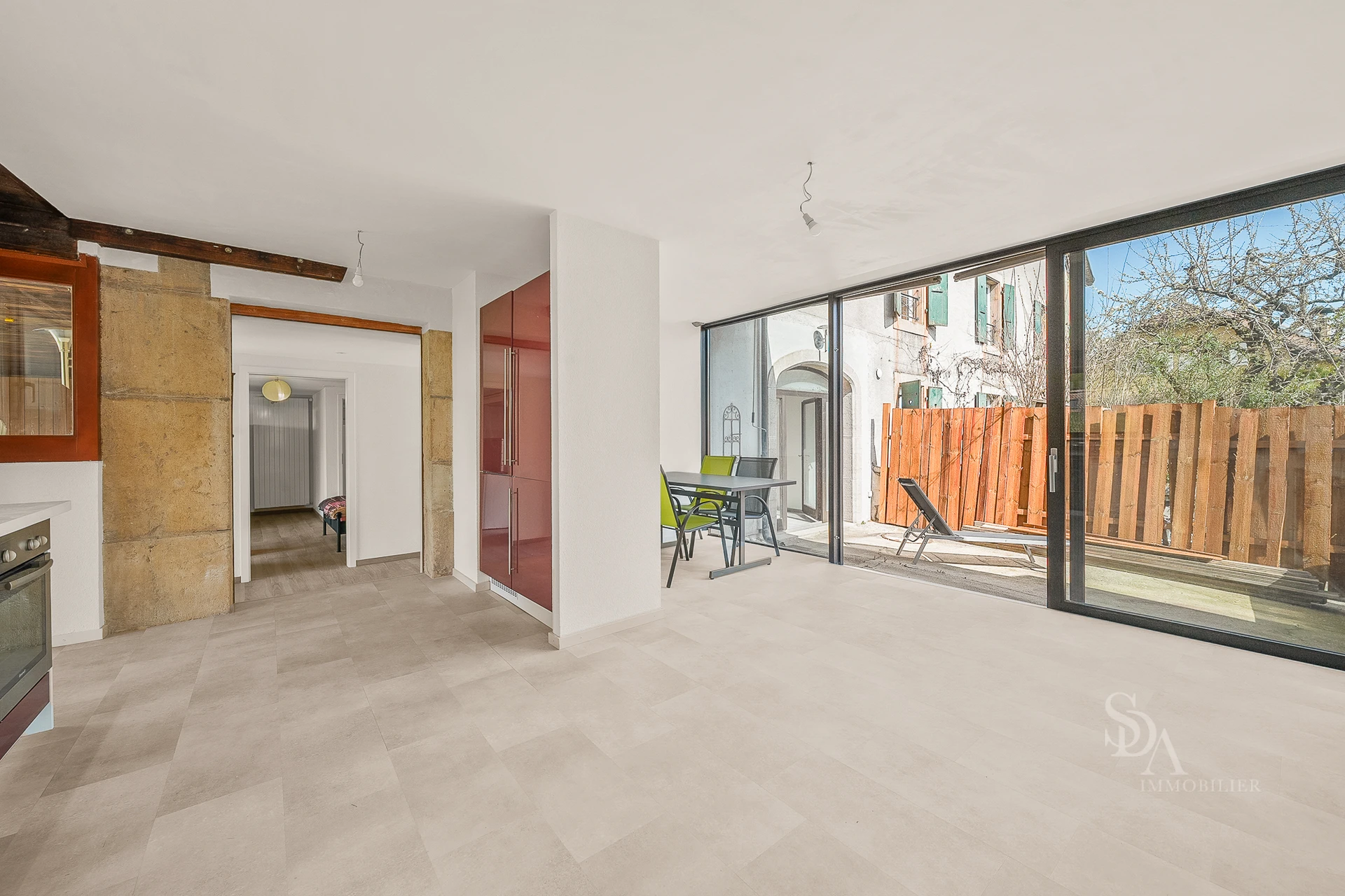 Heller Wohnraum mit großem Glas-Schiebebereich und Terrasse