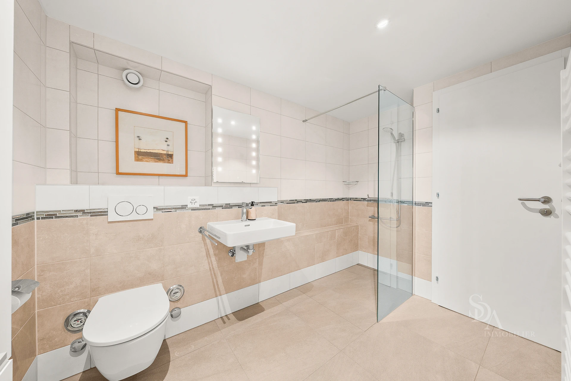 Modernes Badezimmer mit Dusche und WC