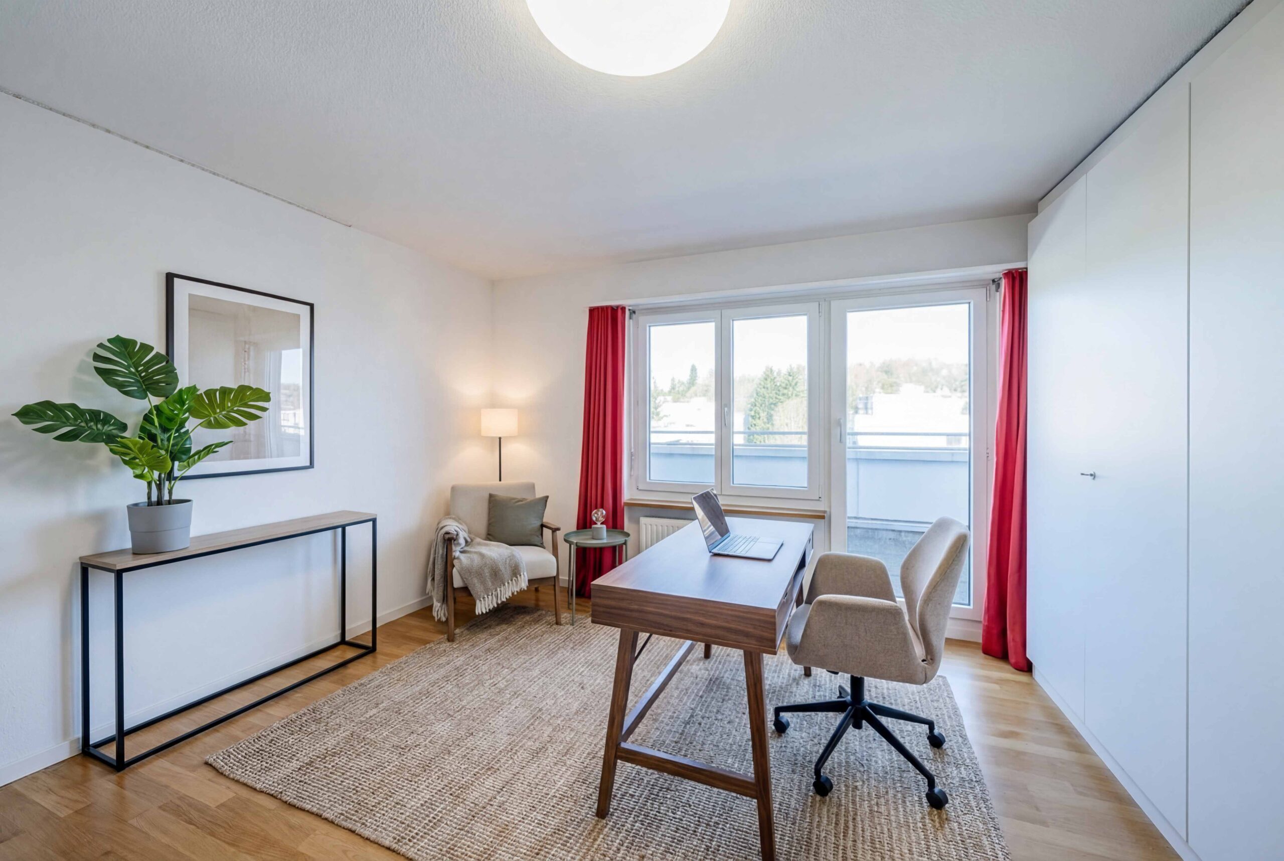Helles Homeoffice mit Balkonblick