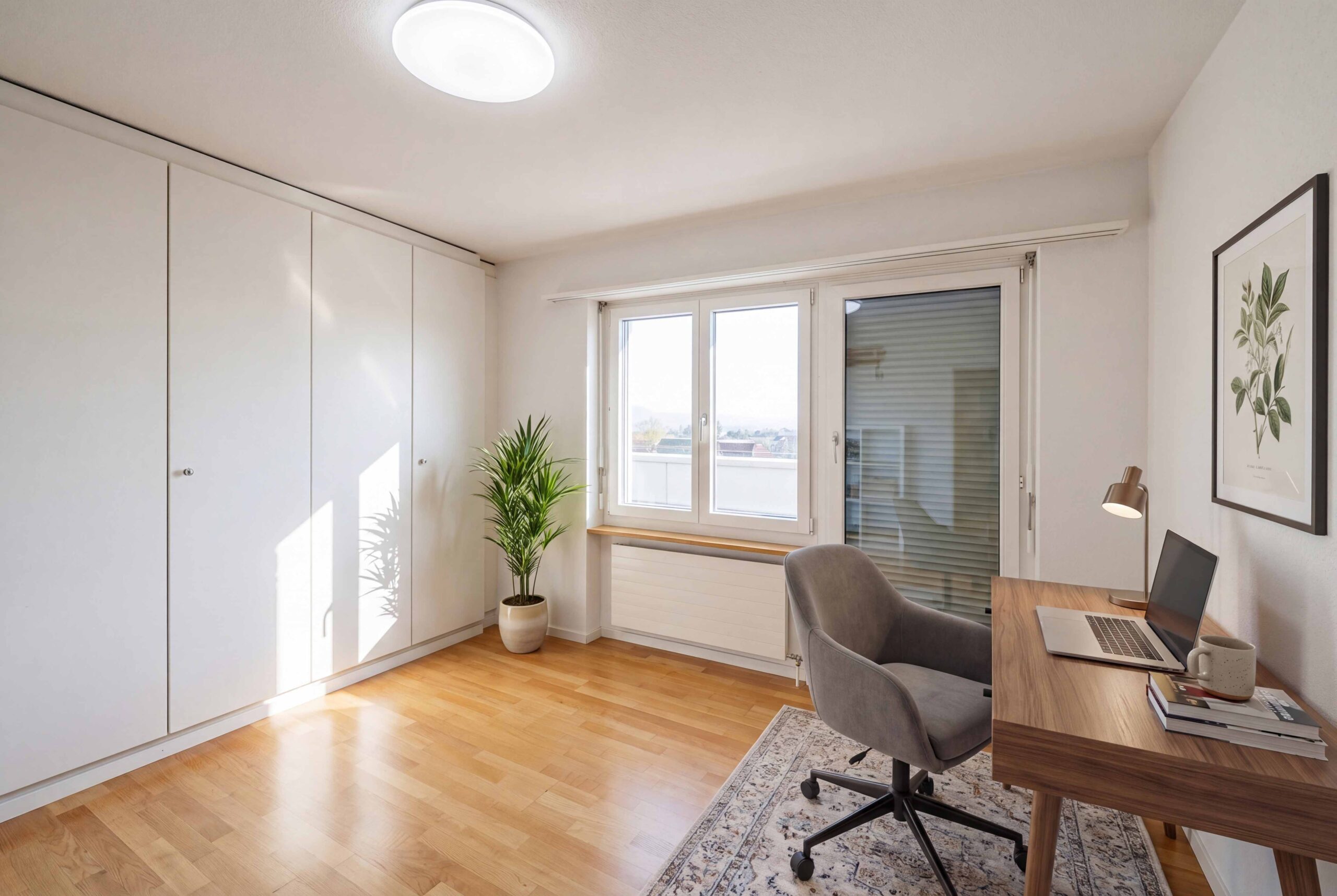 Helles Arbeitszimmer mit Fensterfront