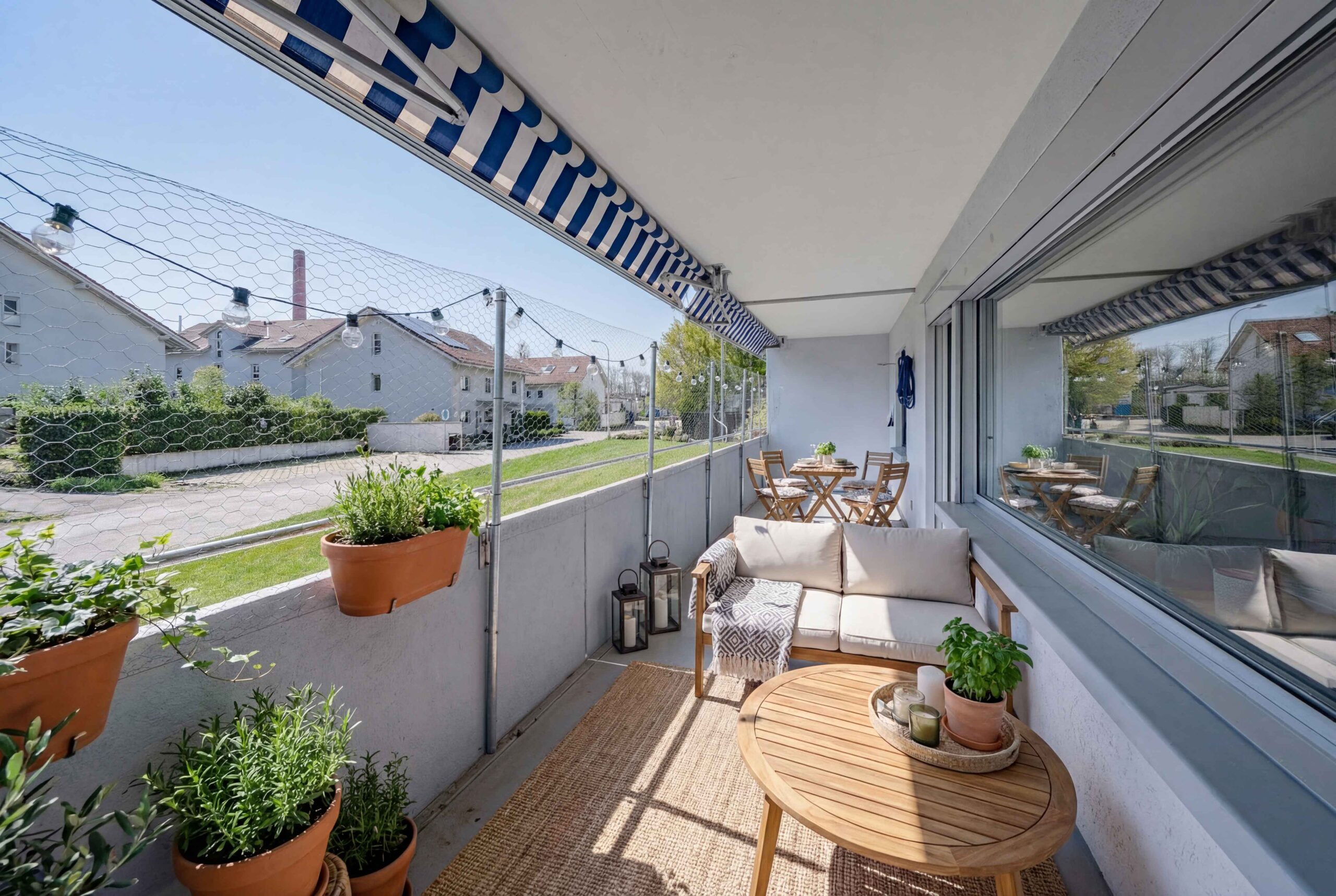 Überdachter Balkon mit Sitzgruppe