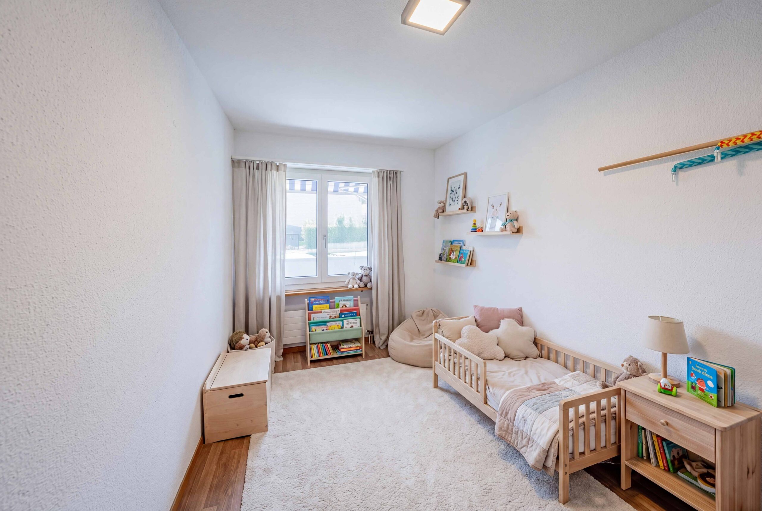 Helles Kinderzimmer mit Spiel- und Leseecke