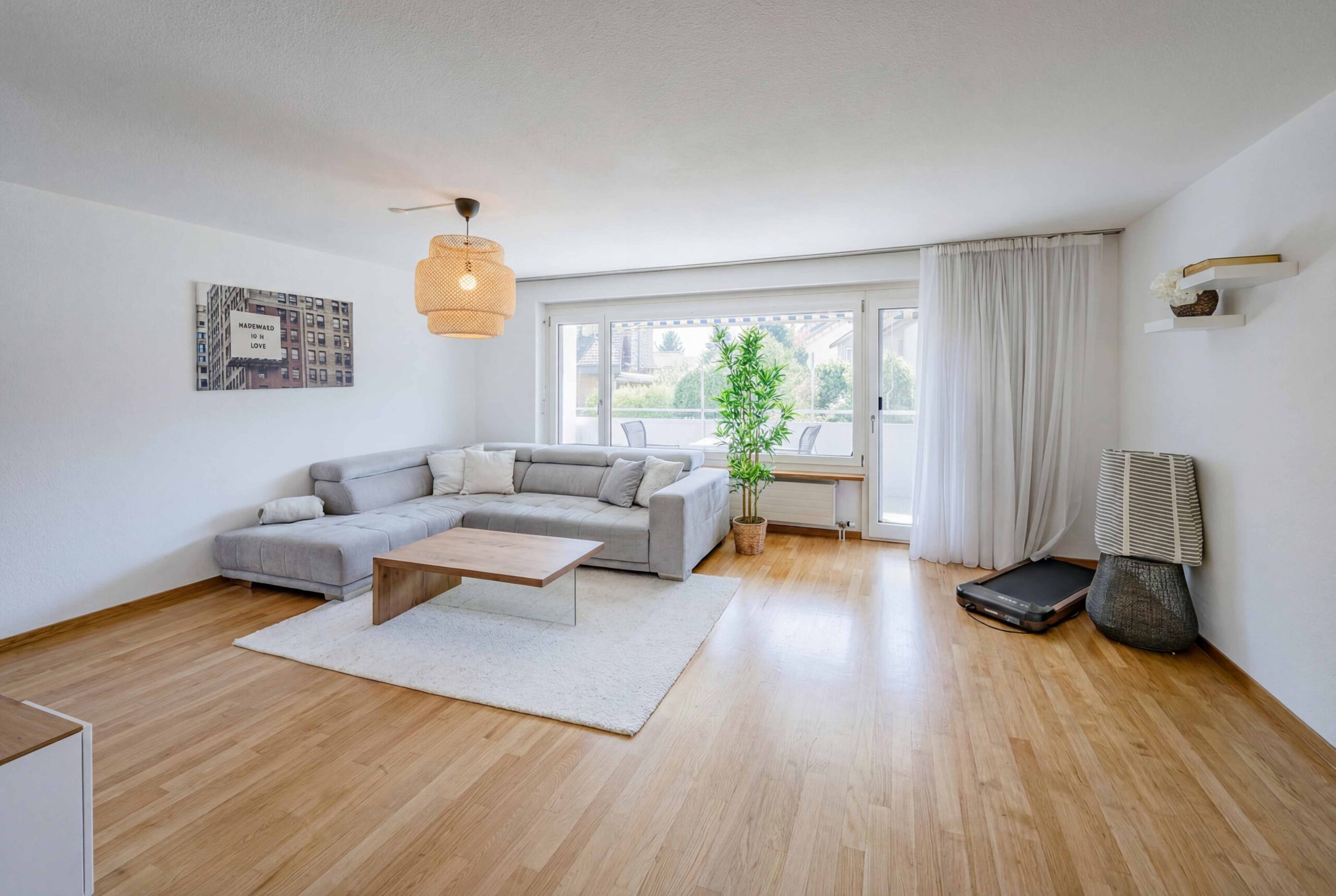 Helles Wohnzimmer mit Balkonblick
