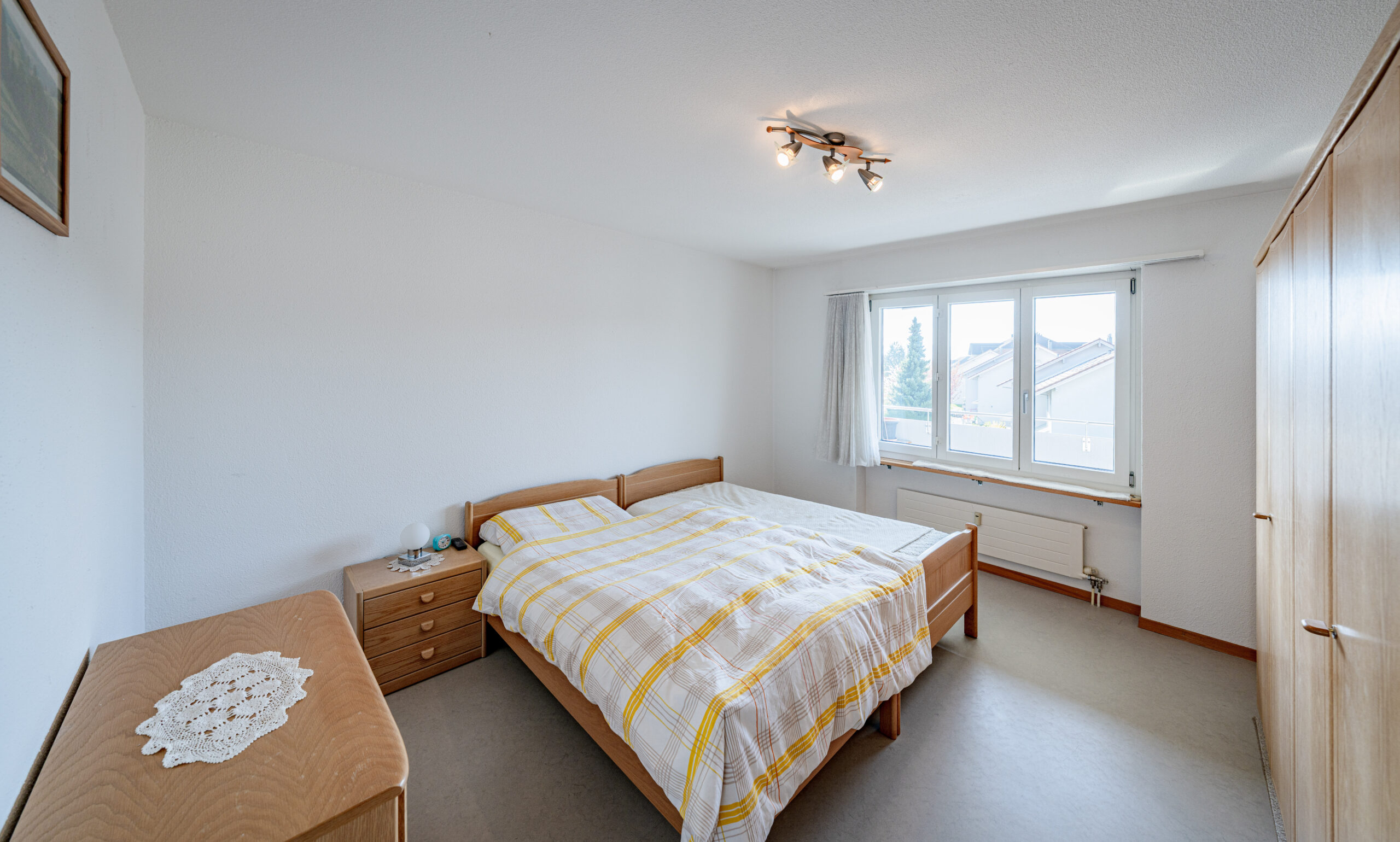 Helles Schlafzimmer mit Doppelbett