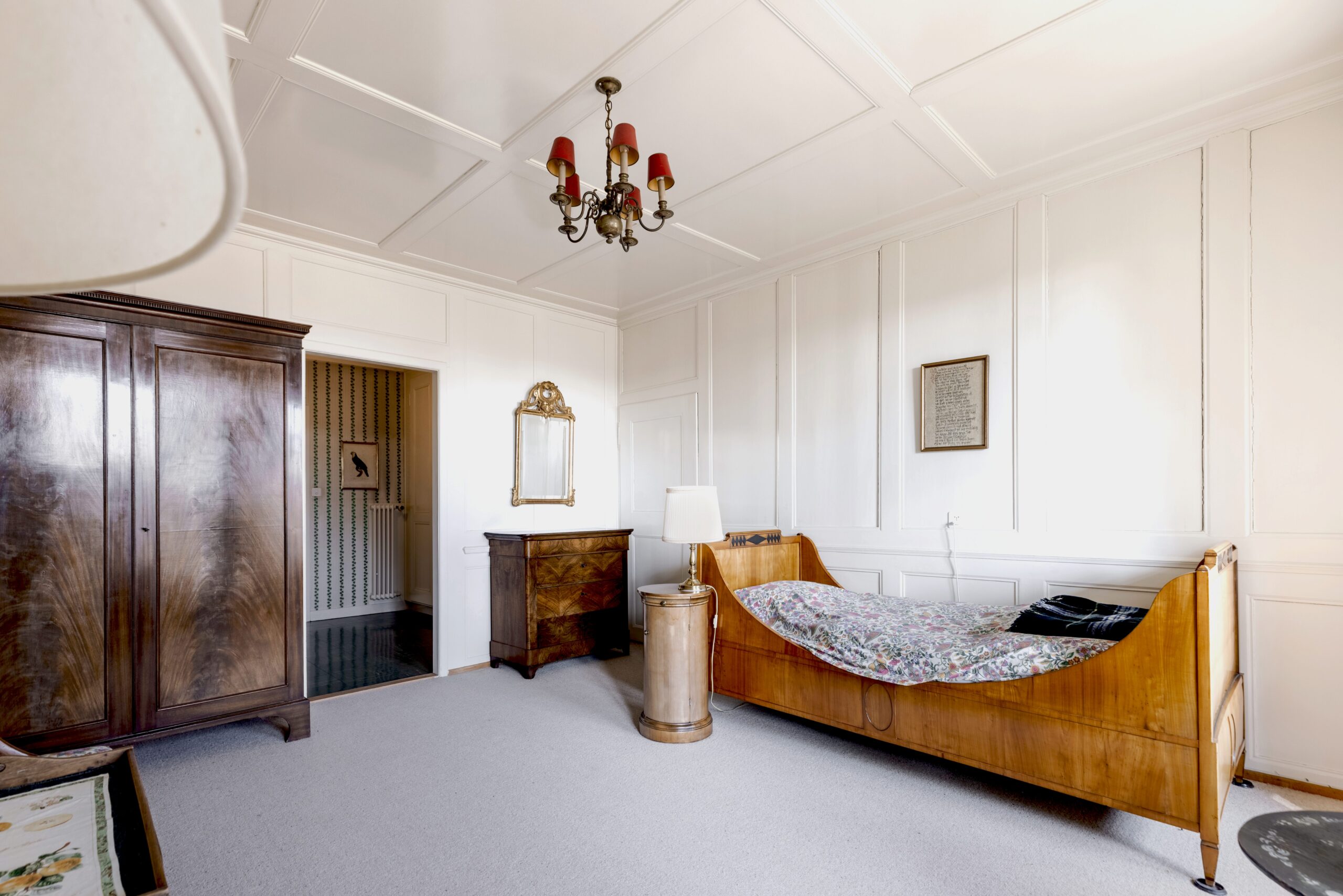 Klassisches Schlafzimmer mit hohen Decken