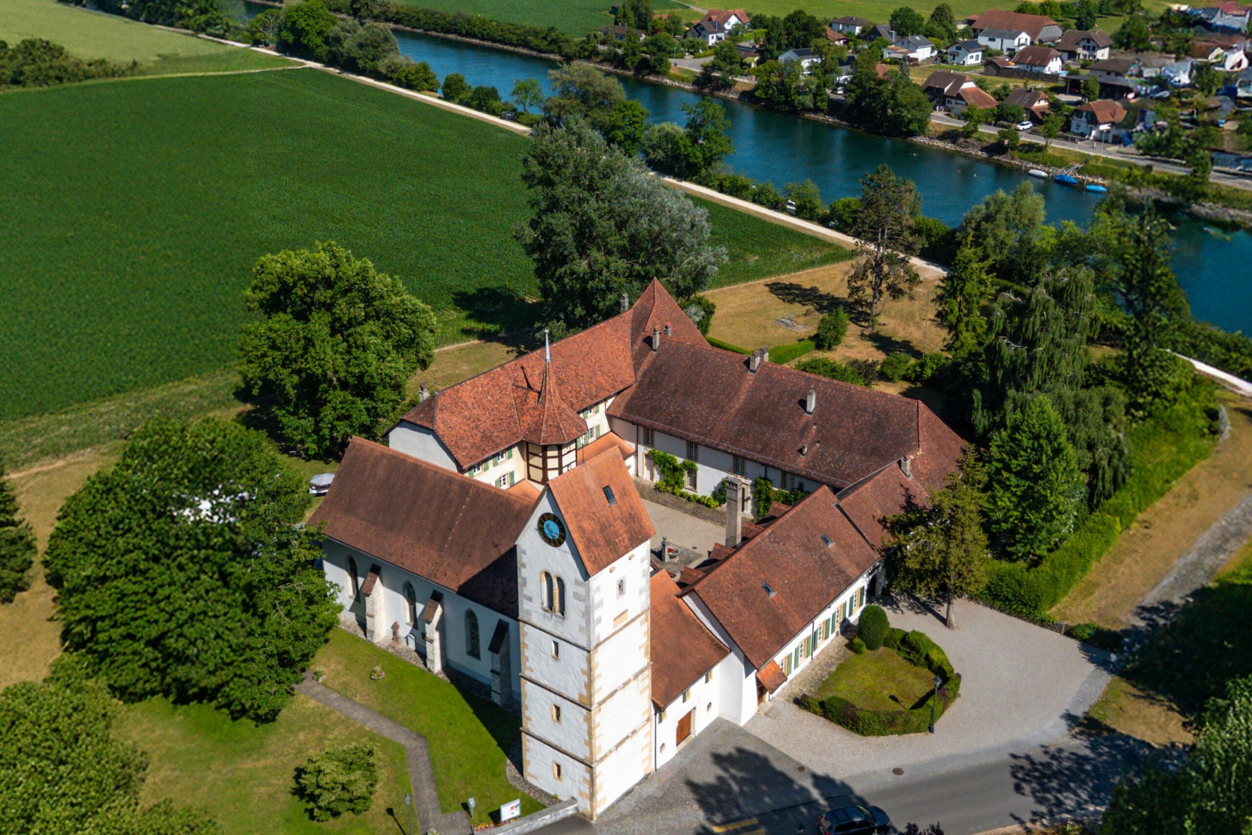 Historisches Anwesen am Flussufer