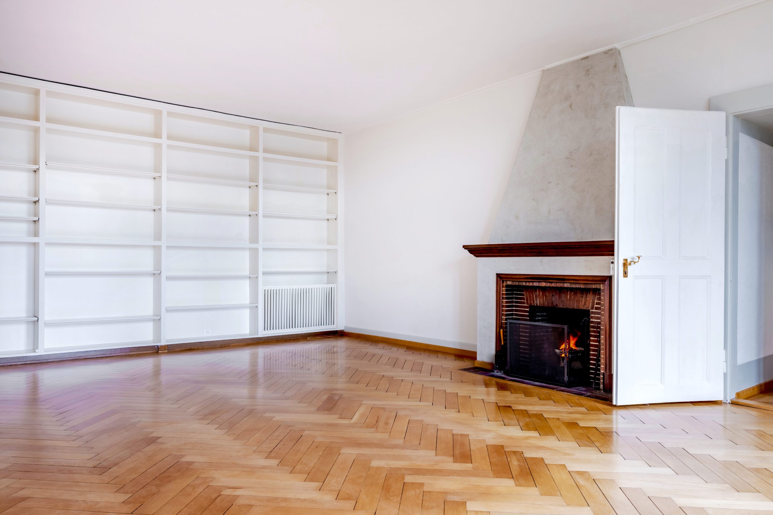 Heller Wohnraum mit Kamin