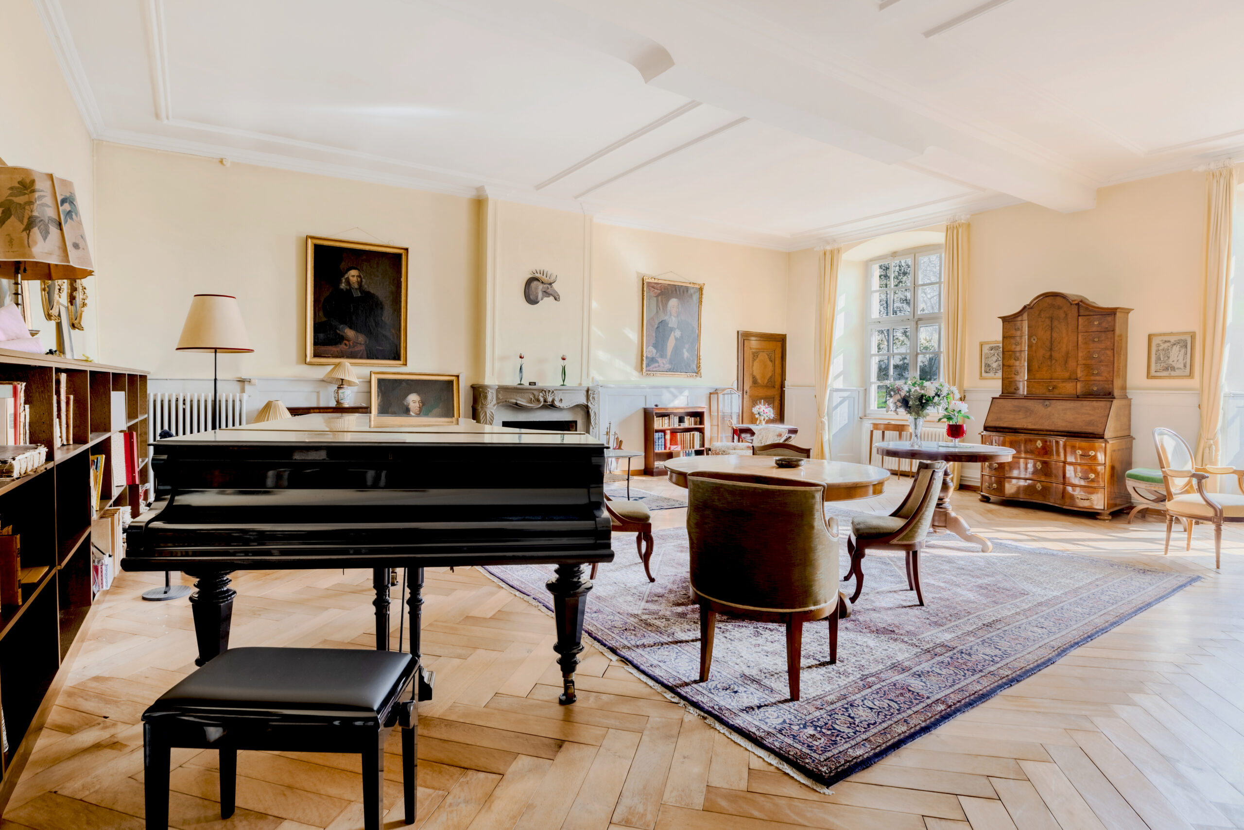 Elegantes Wohnzimmer mit Klavier