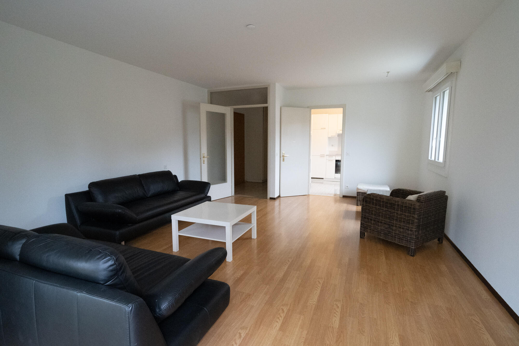 Wohnzimmer mit offener Verbindung zur Küche
