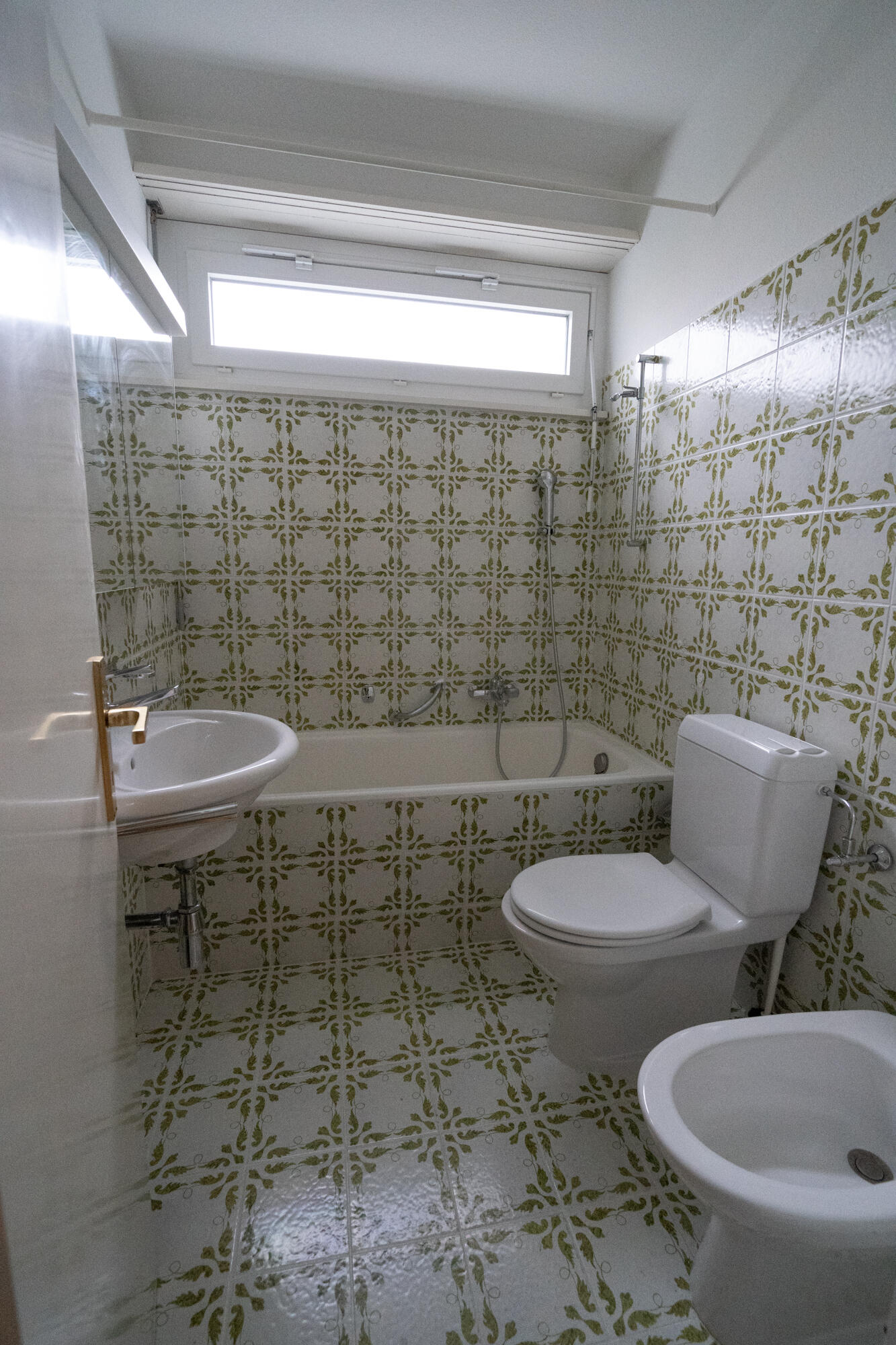 Kleines Badezimmer mit Badewanne und WC