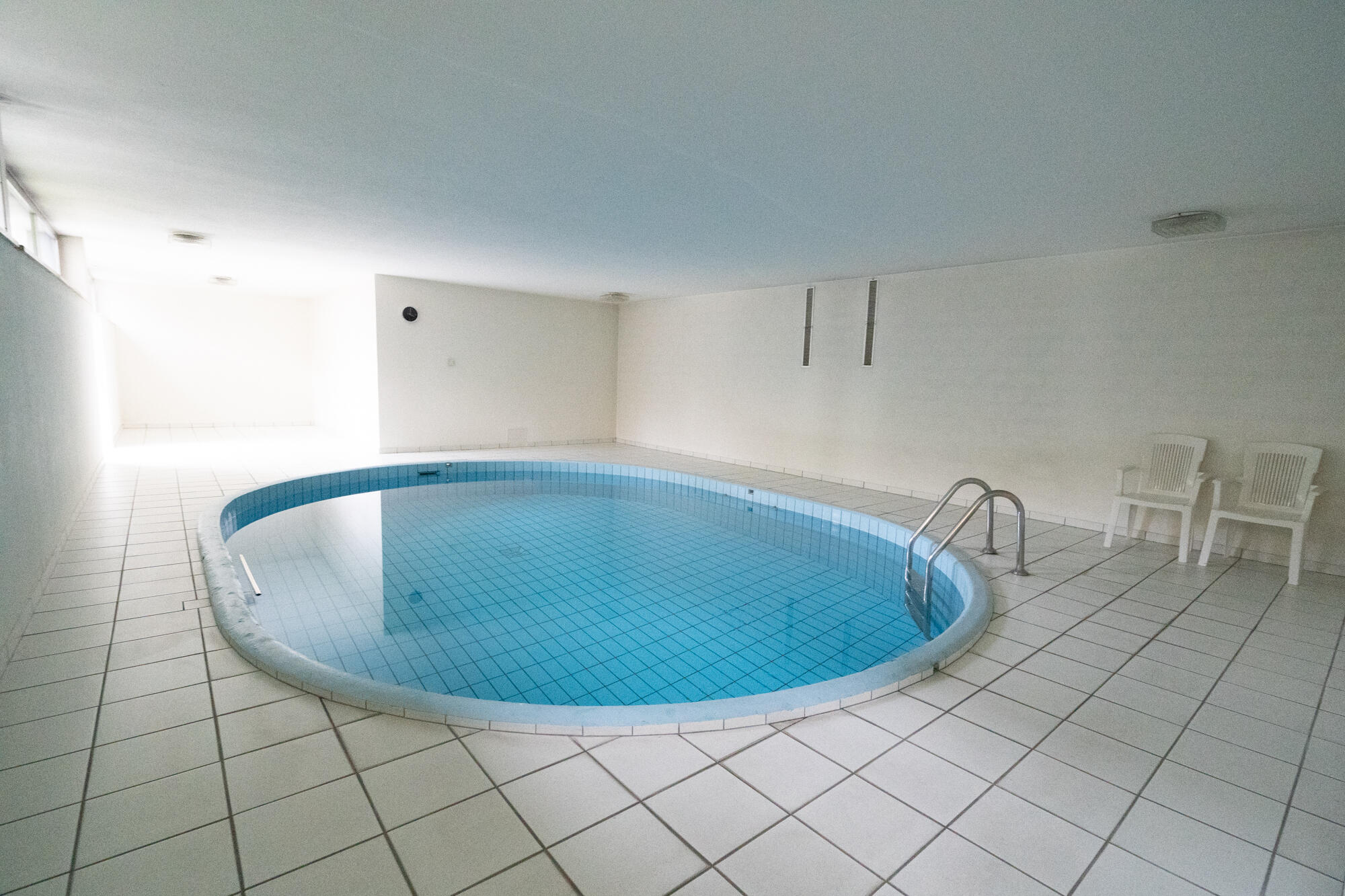 Innenpool in einem hellen Schwimmbadraum