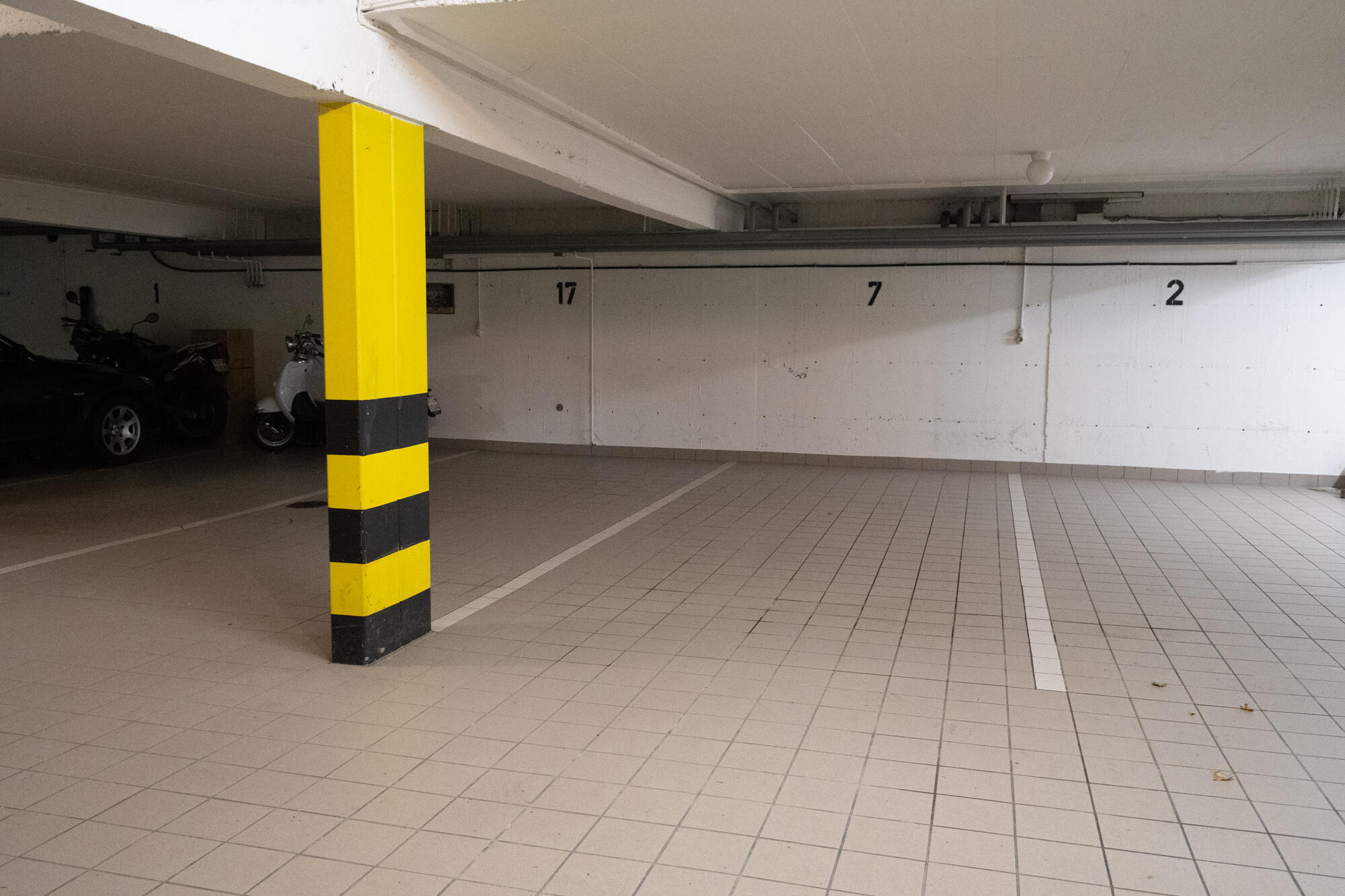 Tiefgarage mit Stellplätzen