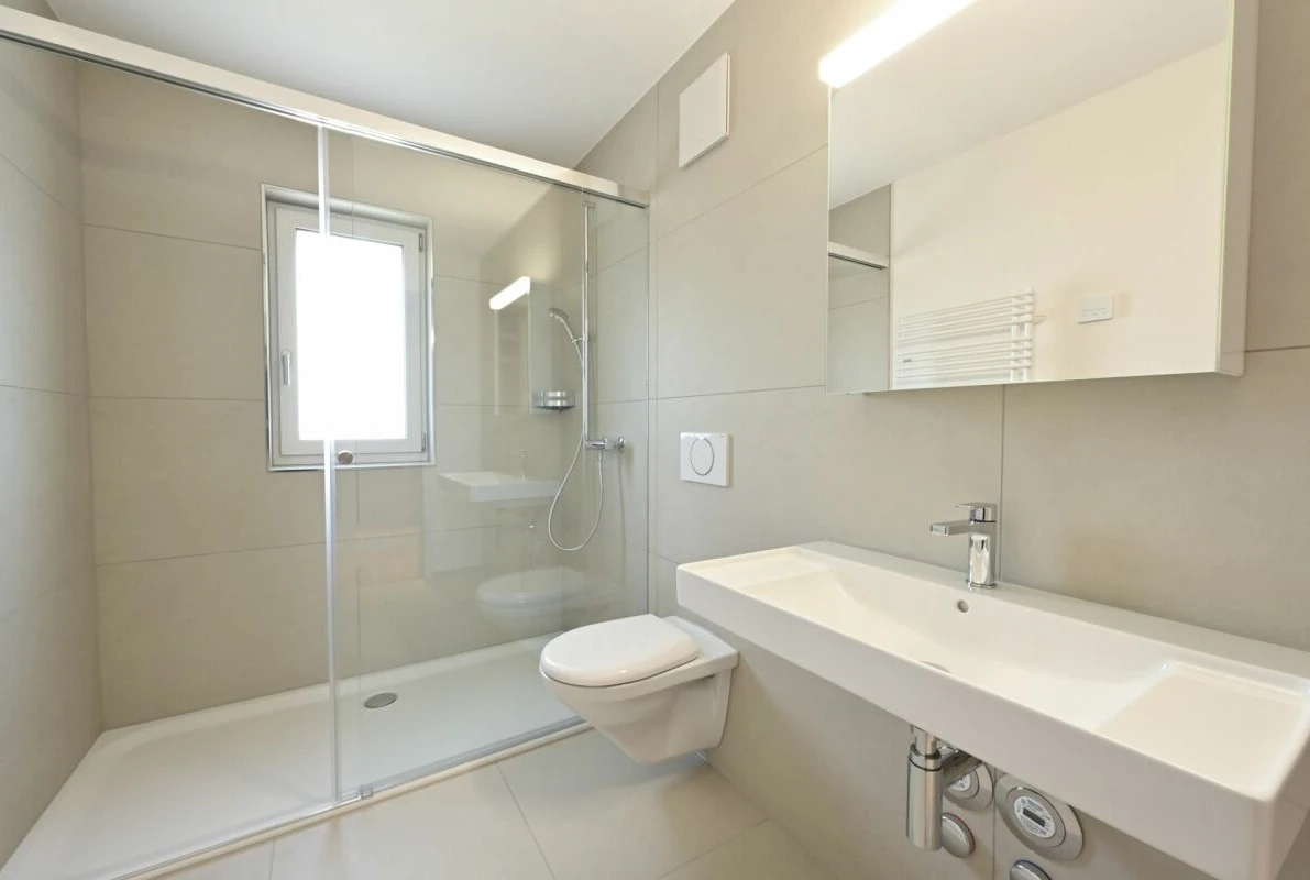 Modernes Badezimmer mit begehbarer Dusche und Wand-WC