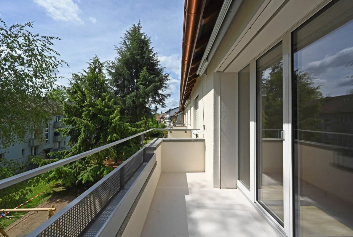 Heller Balkon mit Ausblick ins Grüne
