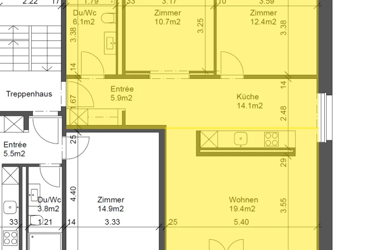 Grundriss eines Wohnbereichs mit Küche, Zimmern und Treppenhaus