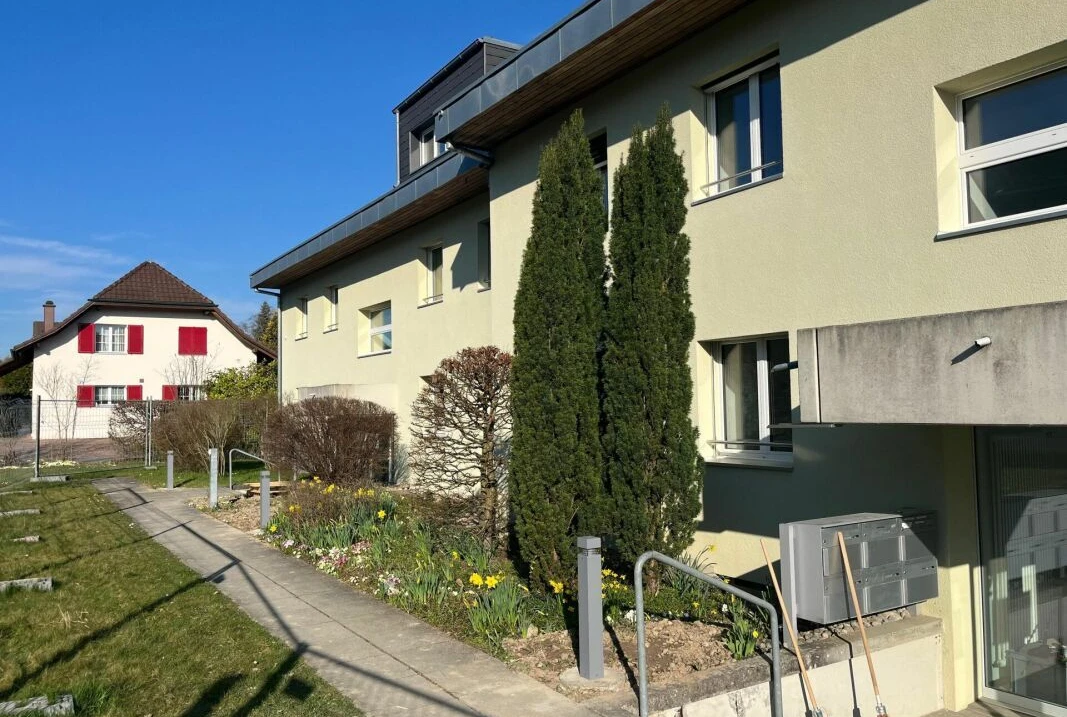 Wohnhaus mit Garten und Nachbargebäude