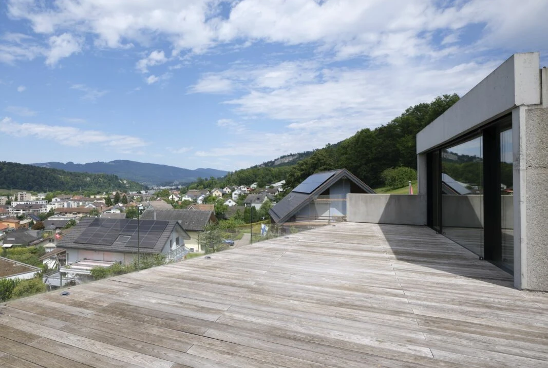Dachterrasse mit Berg- und Talblick