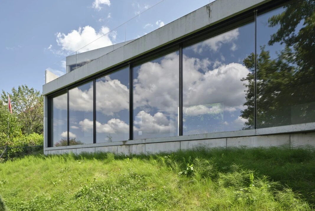 Moderne Glasfassade mit Grünlage