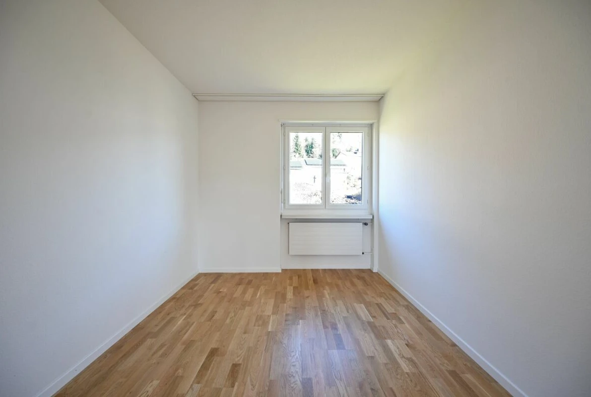 Leerer, heller Raum mit Holzfußboden