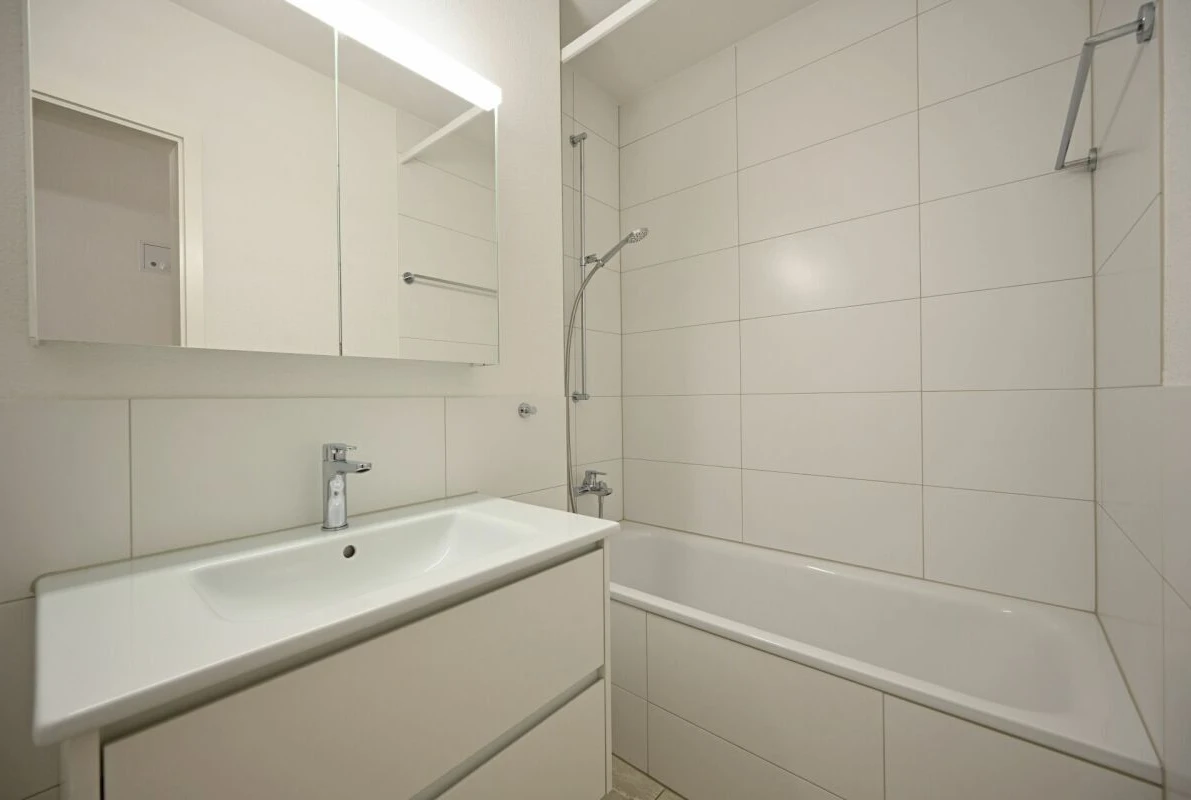 Modernes Badezimmer mit Badewanne und Waschtisch