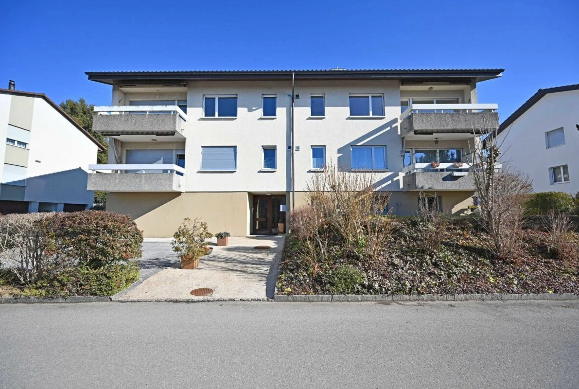 Mehrfamilienhaus mit Balkonen