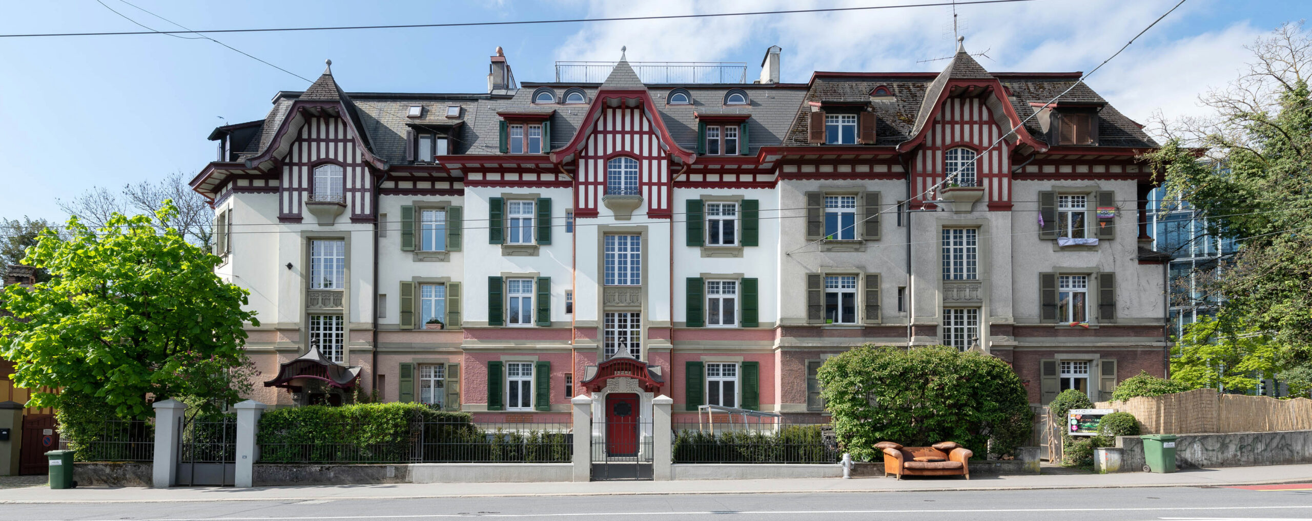 Historische Mehrfamilienhaus-Fassade