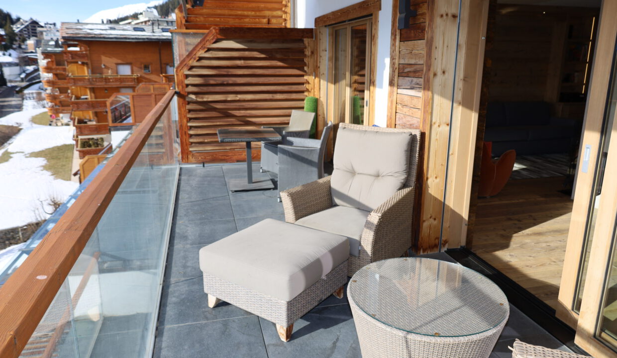 Balkon mit Sitzgruppe und Bergblick